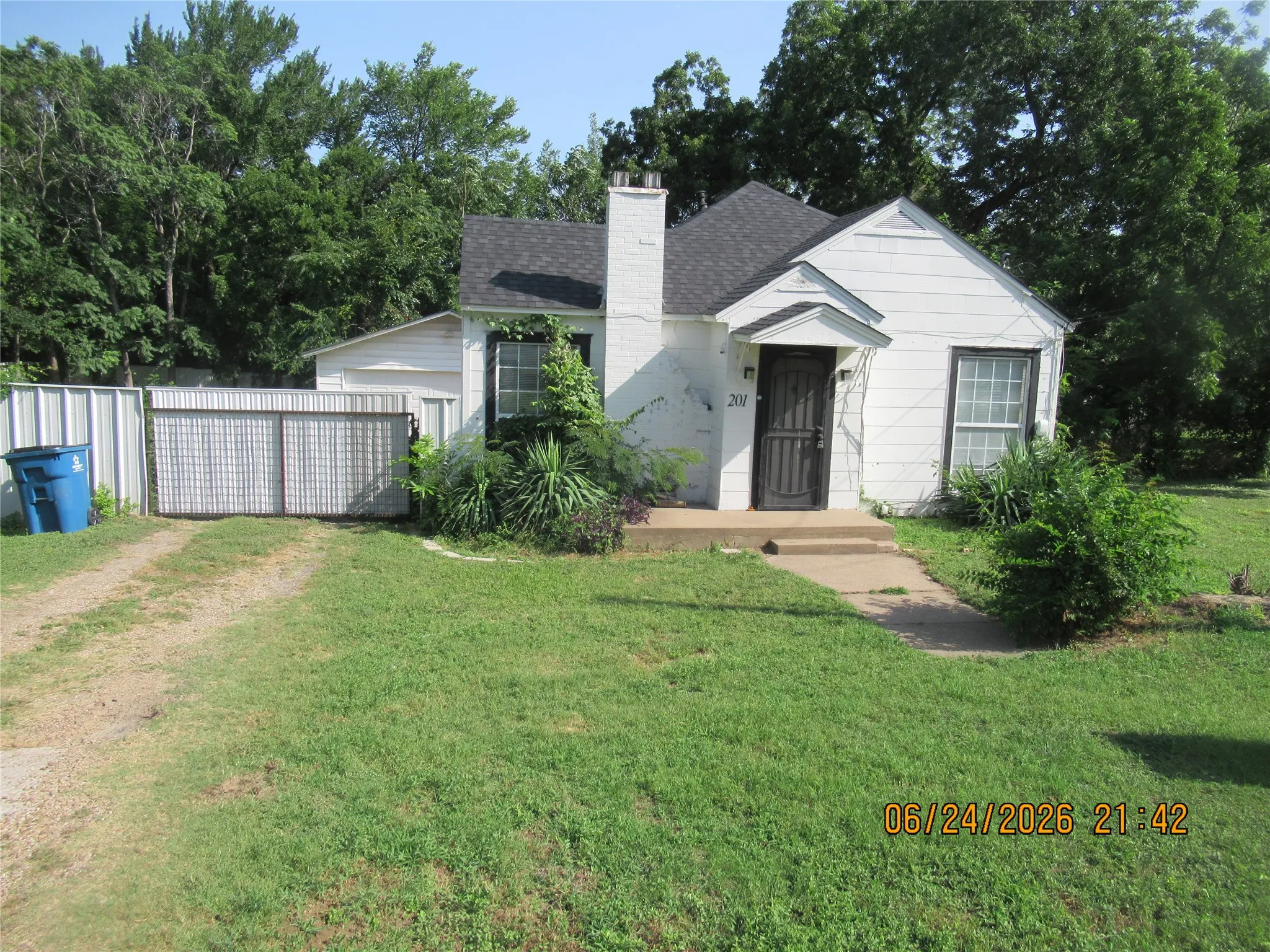 Single Family Residence For Sale in Dallas County , 201 E Dallas Street, Hutchins, Texas 75141, 1 Bedroom, 1 Bathroom, 2 Garage spaces, 780 Sqft, built in 1947, Price $160,000, mls#21271732, Real Estate Agent in Hutchins, Homes For Sale in Dallas county, Homes For Sale in Hutchins, Realtor in Hutchins Texas, Real Estate Brokerage Independent Realty Texas, Luminita Cordes Realtor