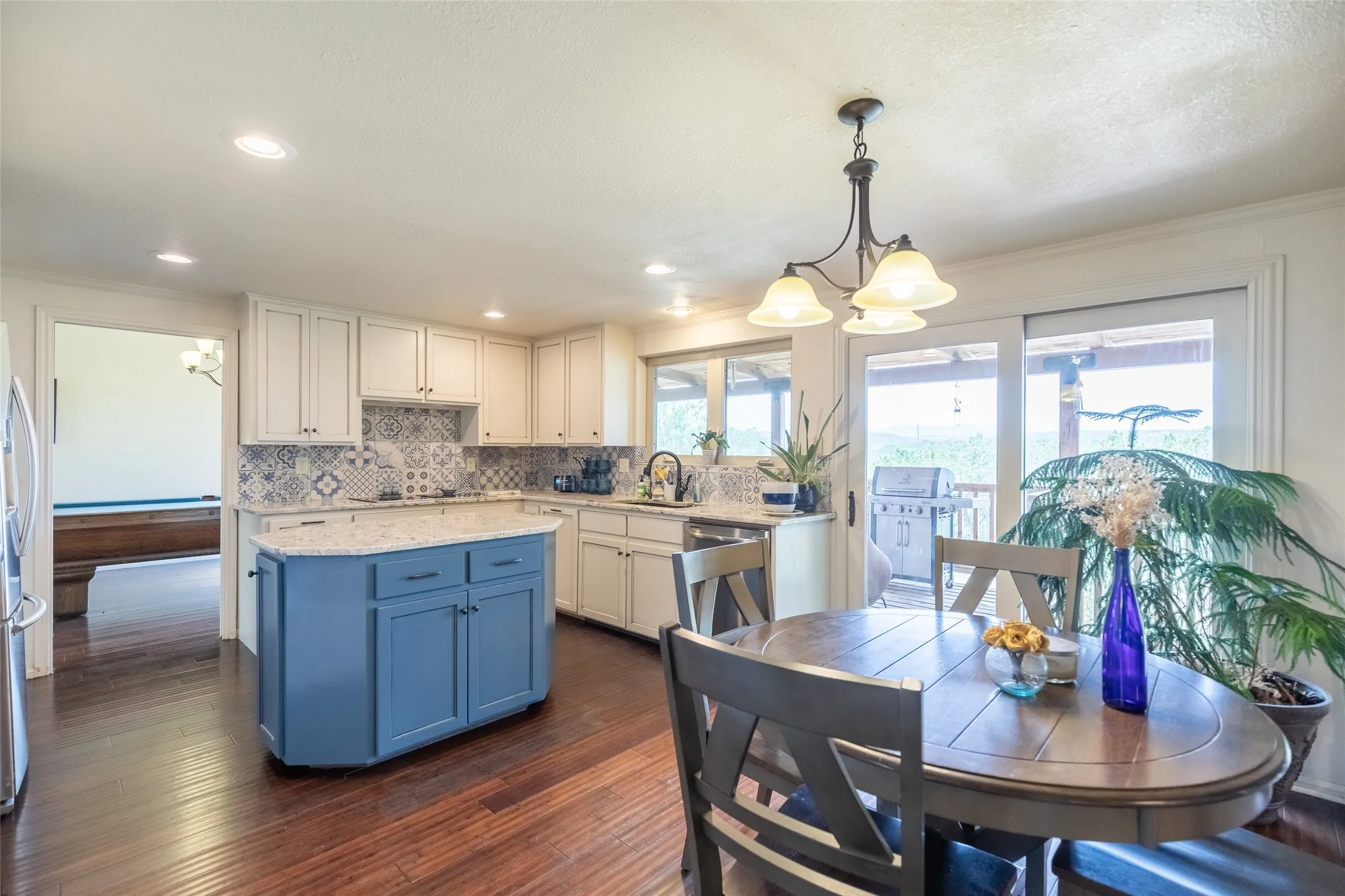 Single Family Residence For Sale in Taylor County , 541 Country Place S, Abilene, Texas 79606, 4 Bedroom, 3 Bathroom, 4 Garage spaces, 3,556 Sqft, built in 1982, mls#21258258, Real Estate Agent in Abilene, Homes For Sale in Taylor county, Homes For Sale in Abilene, Realtor in Abilene Texas, Real Estate Brokerage Independent Realty Texas, Luminita Cordes Realtor