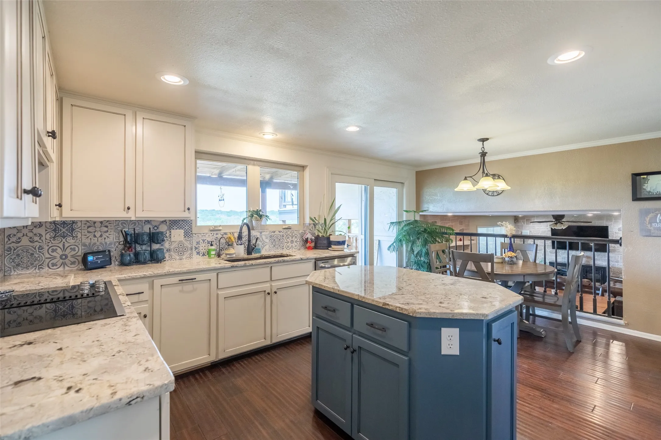 Single Family Residence For Sale in Taylor County , 541 Country Place S, Abilene, Texas 79606, 4 Bedroom, 3 Bathroom, 4 Garage spaces, 3,556 Sqft, built in 1982, mls#21258258, Real Estate Agent in Abilene, Homes For Sale in Taylor county, Homes For Sale in Abilene, Realtor in Abilene Texas, Real Estate Brokerage Independent Realty Texas, Luminita Cordes Realtor
