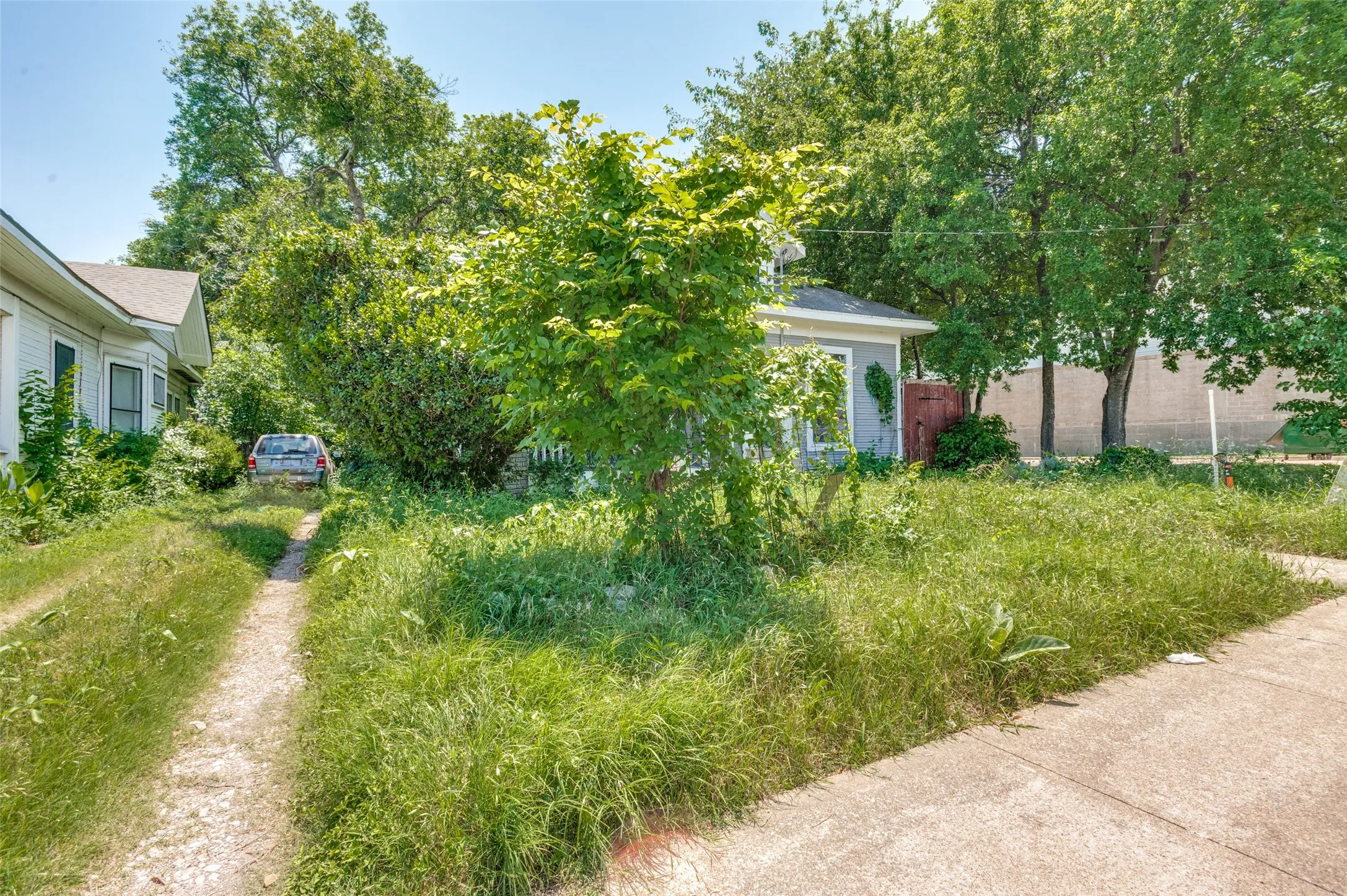 Single Family Residence For Sale in Dallas County , 520 W 9th Street, Dallas, Texas 75208, 2 Bedroom, 1 Bathroom, Garage spaces, 1,391 Sqft, built in 1945, mls#21270602, Real Estate Agent in Dallas, Homes For Sale in Dallas county, Homes For Sale in Dallas, Realtor in Dallas Texas, Real Estate Brokerage Independent Realty Texas, Luminita Cordes Realtor