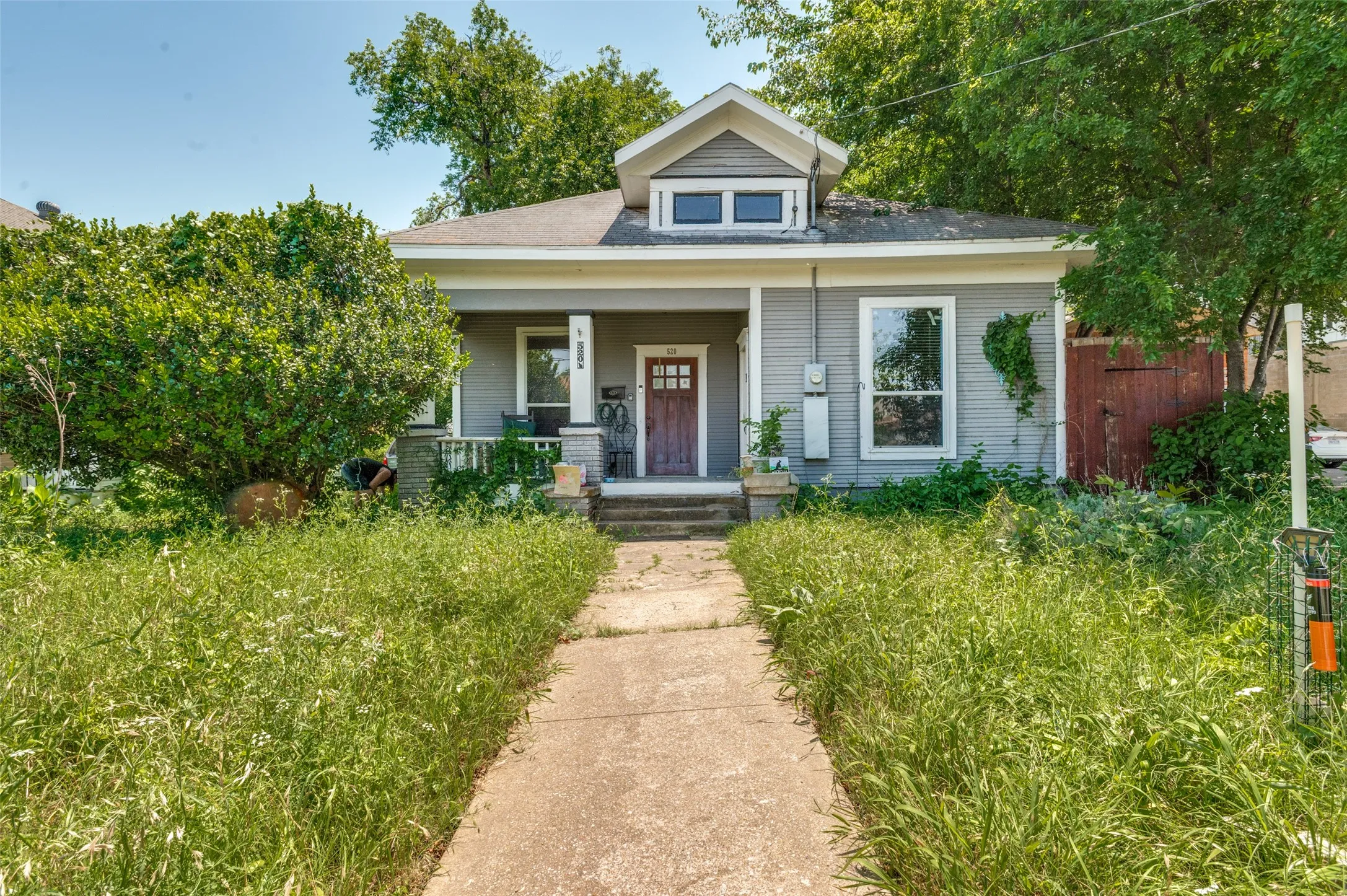 Single Family Residence For Sale in Dallas County , 520 W 9th Street, Dallas, Texas 75208, 2 Bedroom, 1 Bathroom, Garage spaces, 1,391 Sqft, built in 1945, mls#21270602, Real Estate Agent in Dallas, Homes For Sale in Dallas county, Homes For Sale in Dallas, Realtor in Dallas Texas, Real Estate Brokerage Independent Realty Texas, Luminita Cordes Realtor