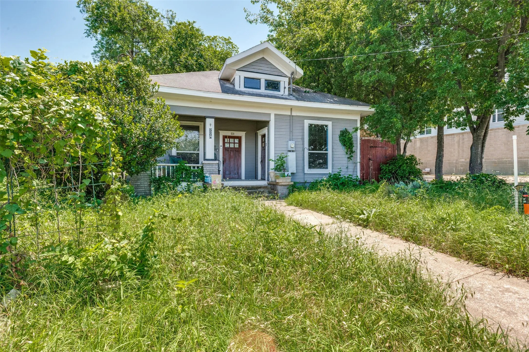 Single Family Residence For Sale in Dallas County , 520 W 9th Street, Dallas, Texas 75208, 2 Bedroom, 1 Bathroom, Garage spaces, 1,391 Sqft, built in 1945, mls#21270602, Real Estate Agent in Dallas, Homes For Sale in Dallas county, Homes For Sale in Dallas, Realtor in Dallas Texas, Real Estate Brokerage Independent Realty Texas, Luminita Cordes Realtor