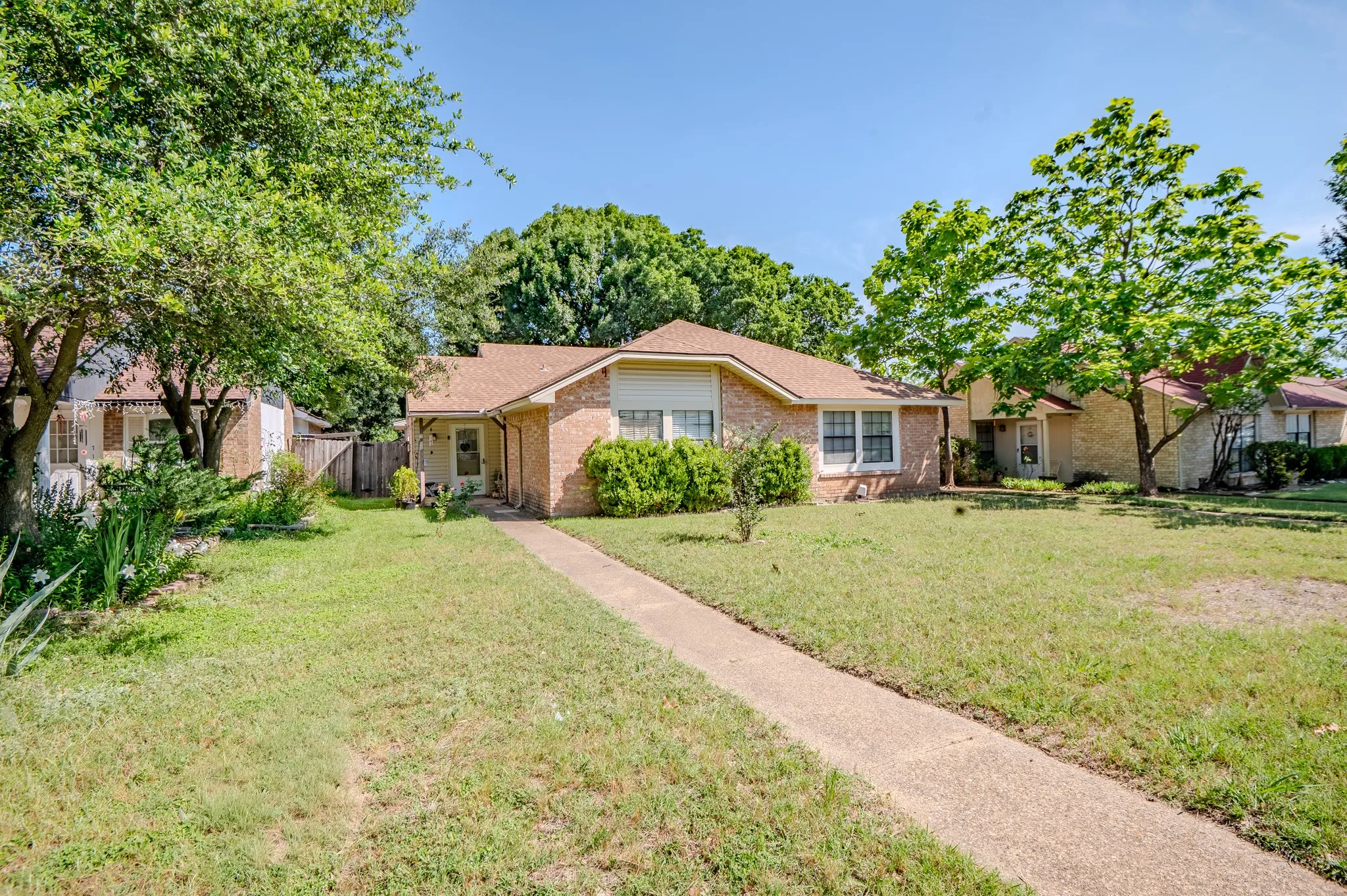 Single Family Residence For Sale in Dallas County , 7105 Pineberry Road, Dallas, Texas 75249, 2 Bedroom, 2 Bathroom, Garage spaces, 1,227 Sqft, built in 1981, mls#21271937, Real Estate Agent in Dallas, Homes For Sale in Dallas county, Homes For Sale in Dallas, Realtor in Dallas Texas, Real Estate Brokerage Independent Realty Texas, Luminita Cordes Realtor