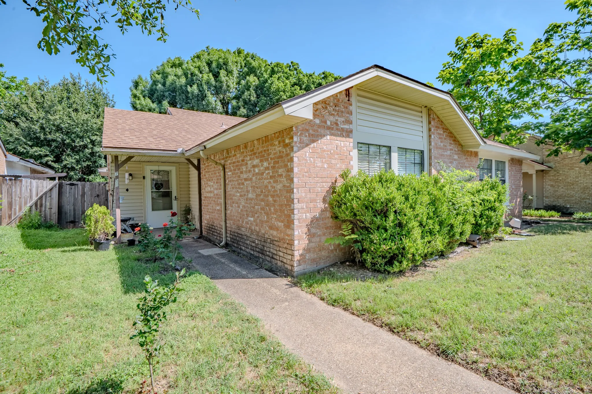 Single Family Residence For Sale in Dallas County , 7105 Pineberry Road, Dallas, Texas 75249, 2 Bedroom, 2 Bathroom, Garage spaces, 1,227 Sqft, built in 1981, mls#21271937, Real Estate Agent in Dallas, Homes For Sale in Dallas county, Homes For Sale in Dallas, Realtor in Dallas Texas, Real Estate Brokerage Independent Realty Texas, Luminita Cordes Realtor