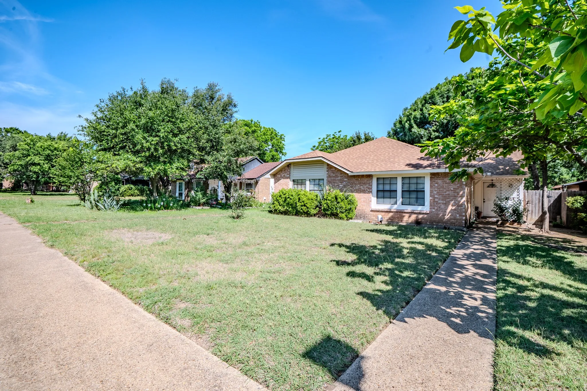 Single Family Residence For Sale in Dallas County , 7105 Pineberry Road, Dallas, Texas 75249, 2 Bedroom, 2 Bathroom, Garage spaces, 1,227 Sqft, built in 1981, mls#21271937, Real Estate Agent in Dallas, Homes For Sale in Dallas county, Homes For Sale in Dallas, Realtor in Dallas Texas, Real Estate Brokerage Independent Realty Texas, Luminita Cordes Realtor