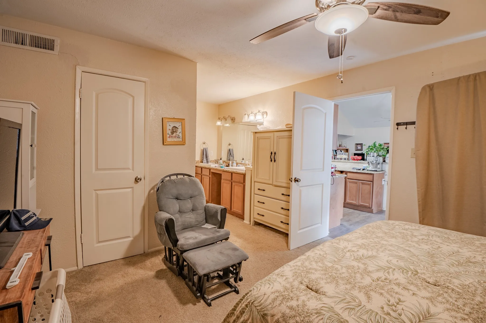 Single Family Residence For Sale in Dallas County , 7105 Pineberry Road, Dallas, Texas 75249, 2 Bedroom, 2 Bathroom, Garage spaces, 1,227 Sqft, built in 1981, mls#21271937, Real Estate Agent in Dallas, Homes For Sale in Dallas county, Homes For Sale in Dallas, Realtor in Dallas Texas, Real Estate Brokerage Independent Realty Texas, Luminita Cordes Realtor