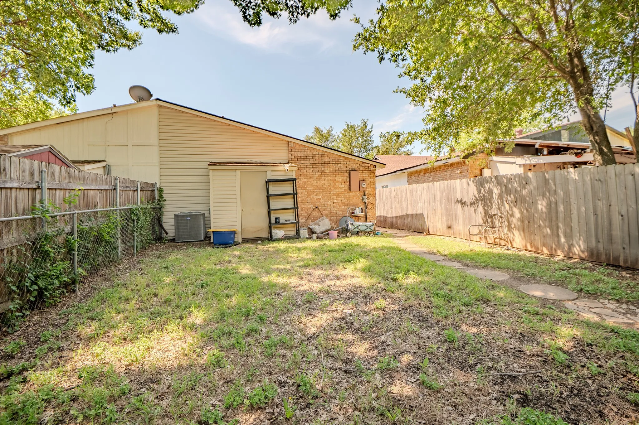 Single Family Residence For Sale in Dallas County , 7105 Pineberry Road, Dallas, Texas 75249, 2 Bedroom, 2 Bathroom, Garage spaces, 1,227 Sqft, built in 1981, mls#21271937, Real Estate Agent in Dallas, Homes For Sale in Dallas county, Homes For Sale in Dallas, Realtor in Dallas Texas, Real Estate Brokerage Independent Realty Texas, Luminita Cordes Realtor