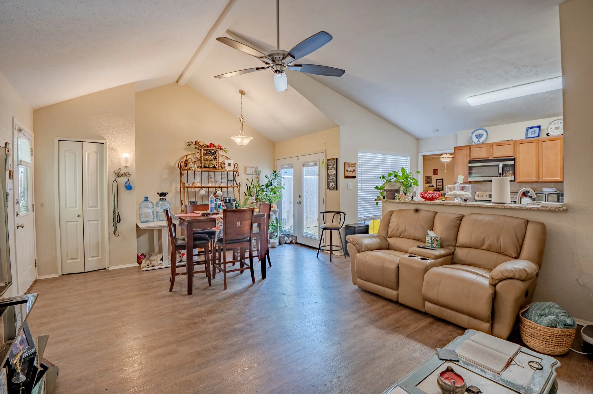 Single Family Residence For Sale in Dallas County , 7105 Pineberry Road, Dallas, Texas 75249, 2 Bedroom, 2 Bathroom, Garage spaces, 1,227 Sqft, built in 1981, mls#21271937, Real Estate Agent in Dallas, Homes For Sale in Dallas county, Homes For Sale in Dallas, Realtor in Dallas Texas, Real Estate Brokerage Independent Realty Texas, Luminita Cordes Realtor