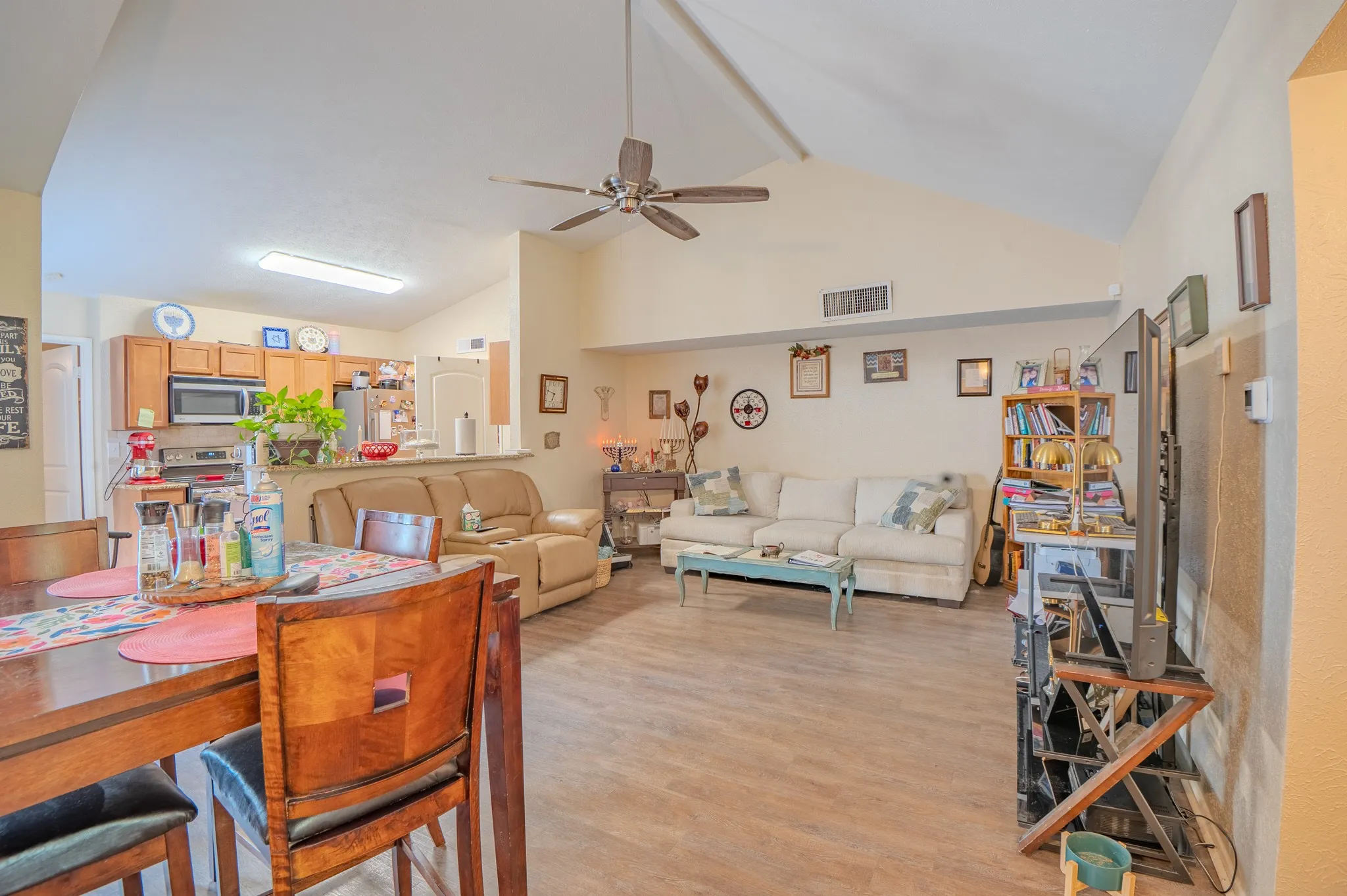 Single Family Residence For Sale in Dallas County , 7105 Pineberry Road, Dallas, Texas 75249, 2 Bedroom, 2 Bathroom, Garage spaces, 1,227 Sqft, built in 1981, mls#21271937, Real Estate Agent in Dallas, Homes For Sale in Dallas county, Homes For Sale in Dallas, Realtor in Dallas Texas, Real Estate Brokerage Independent Realty Texas, Luminita Cordes Realtor