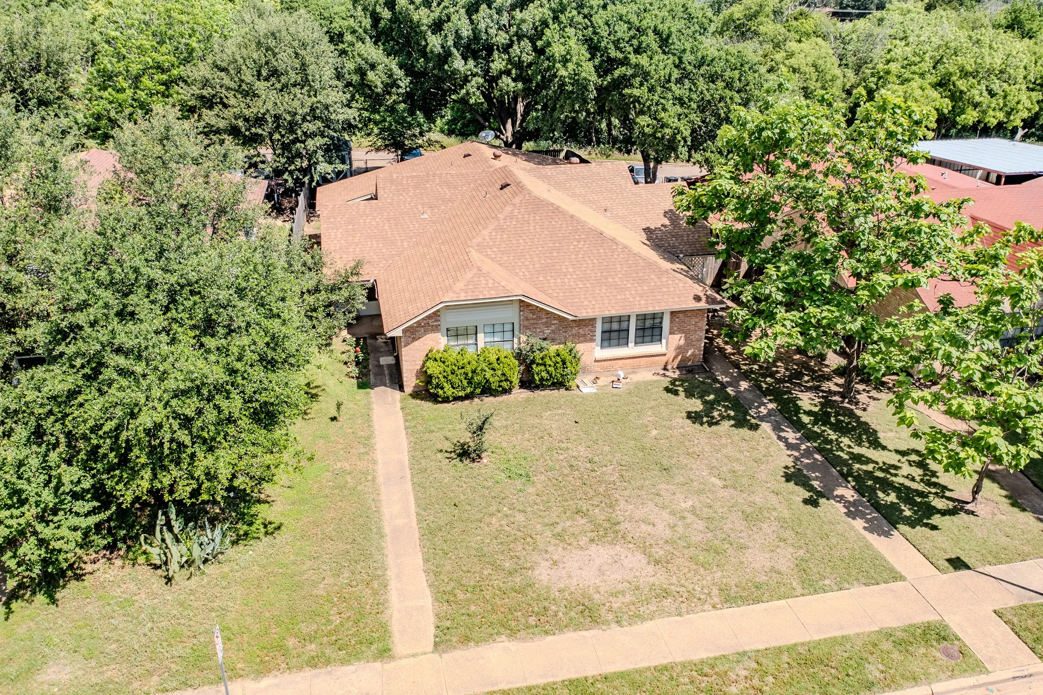 Single Family Residence For Sale in Dallas County , 7105 Pineberry Road, Dallas, Texas 75249, 2 Bedroom, 2 Bathroom, Garage spaces, 1,227 Sqft, built in 1981, mls#21271937, Real Estate Agent in Dallas, Homes For Sale in Dallas county, Homes For Sale in Dallas, Realtor in Dallas Texas, Real Estate Brokerage Independent Realty Texas, Luminita Cordes Realtor