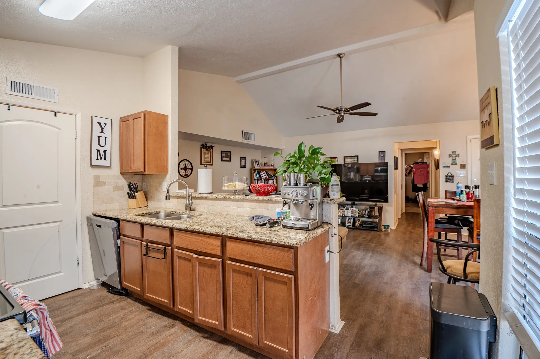 Single Family Residence For Sale in Dallas County , 7105 Pineberry Road, Dallas, Texas 75249, 2 Bedroom, 2 Bathroom, Garage spaces, 1,227 Sqft, built in 1981, mls#21271937, Real Estate Agent in Dallas, Homes For Sale in Dallas county, Homes For Sale in Dallas, Realtor in Dallas Texas, Real Estate Brokerage Independent Realty Texas, Luminita Cordes Realtor