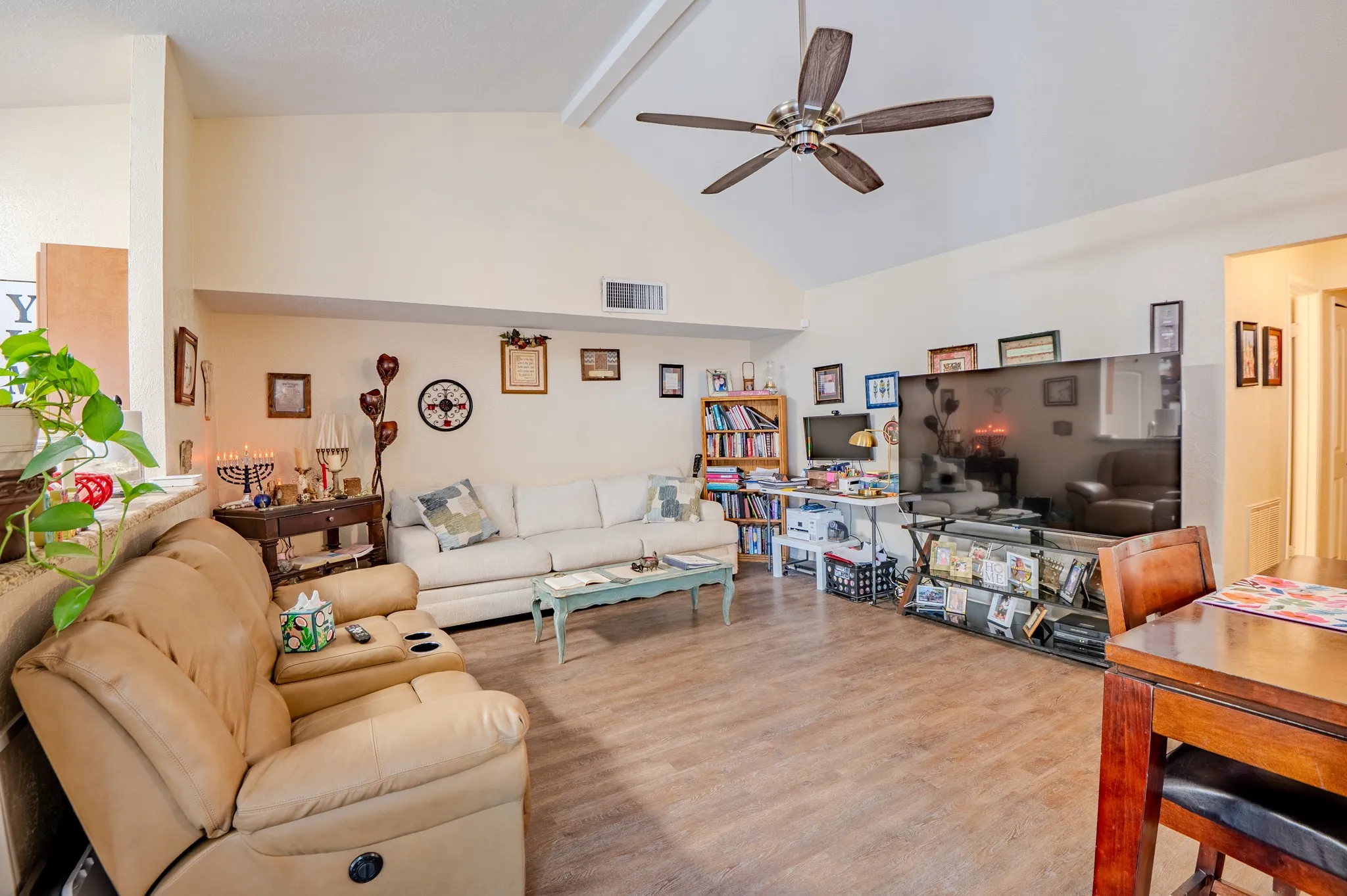 Single Family Residence For Sale in Dallas County , 7105 Pineberry Road, Dallas, Texas 75249, 2 Bedroom, 2 Bathroom, Garage spaces, 1,227 Sqft, built in 1981, mls#21271937, Real Estate Agent in Dallas, Homes For Sale in Dallas county, Homes For Sale in Dallas, Realtor in Dallas Texas, Real Estate Brokerage Independent Realty Texas, Luminita Cordes Realtor