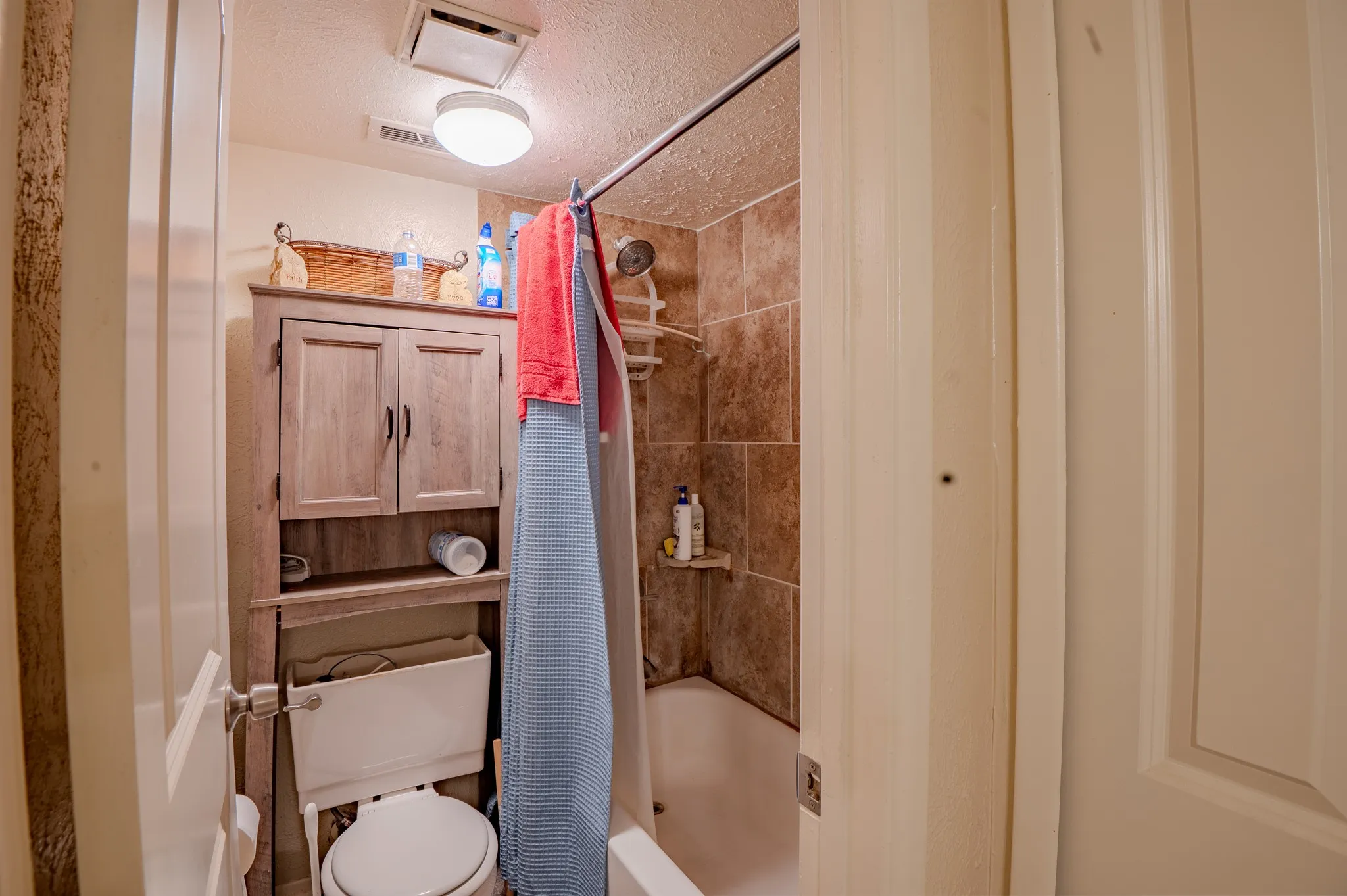 Single Family Residence For Sale in Dallas County , 7105 Pineberry Road, Dallas, Texas 75249, 2 Bedroom, 2 Bathroom, Garage spaces, 1,227 Sqft, built in 1981, mls#21271937, Real Estate Agent in Dallas, Homes For Sale in Dallas county, Homes For Sale in Dallas, Realtor in Dallas Texas, Real Estate Brokerage Independent Realty Texas, Luminita Cordes Realtor