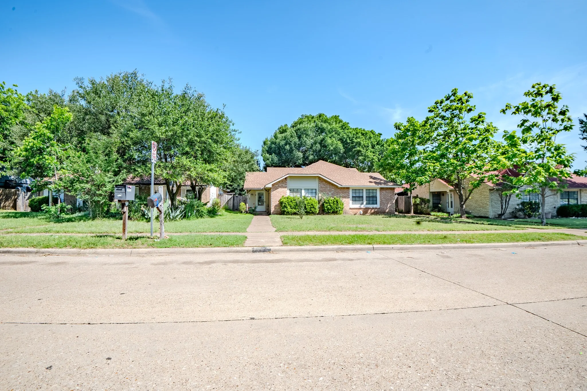 Single Family Residence For Sale in Dallas County , 7105 Pineberry Road, Dallas, Texas 75249, 2 Bedroom, 2 Bathroom, Garage spaces, 1,227 Sqft, built in 1981, mls#21271937, Real Estate Agent in Dallas, Homes For Sale in Dallas county, Homes For Sale in Dallas, Realtor in Dallas Texas, Real Estate Brokerage Independent Realty Texas, Luminita Cordes Realtor