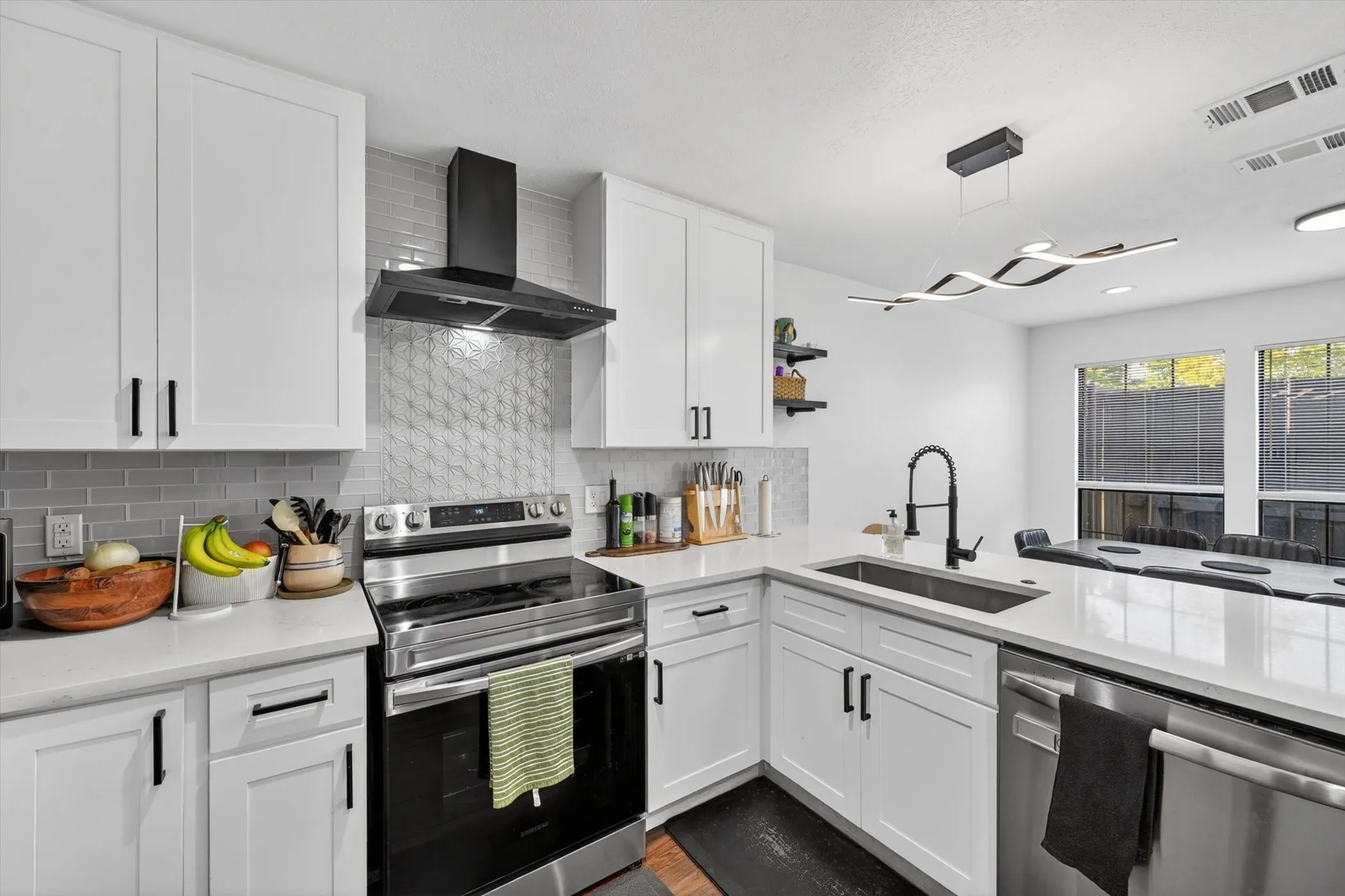Single Family Residence For Sale in Dallas County , 535 Briarcliff Drive, Garland, Texas 75043, 3 Bedroom, 3 Bathroom, 2 Garage spaces, 2,175 Sqft, built in 1982, mls#21267792, Real Estate Agent in Garland, Homes For Sale in Dallas county, Homes For Sale in Garland, Realtor in Garland Texas, Real Estate Brokerage Independent Realty Texas, Luminita Cordes Realtor