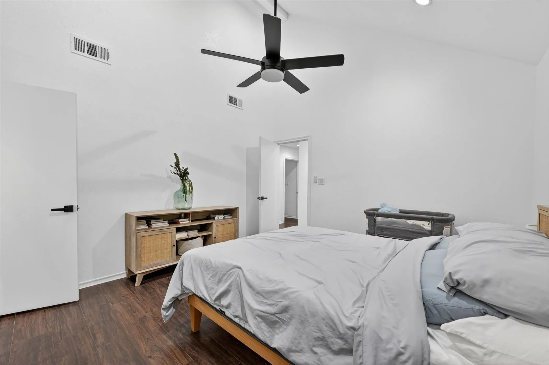 Single Family Residence For Sale in Dallas County , 535 Briarcliff Drive, Garland, Texas 75043, 3 Bedroom, 3 Bathroom, 2 Garage spaces, 2,175 Sqft, built in 1982, mls#21267792, Real Estate Agent in Garland, Homes For Sale in Dallas county, Homes For Sale in Garland, Realtor in Garland Texas, Real Estate Brokerage Independent Realty Texas, Luminita Cordes Realtor