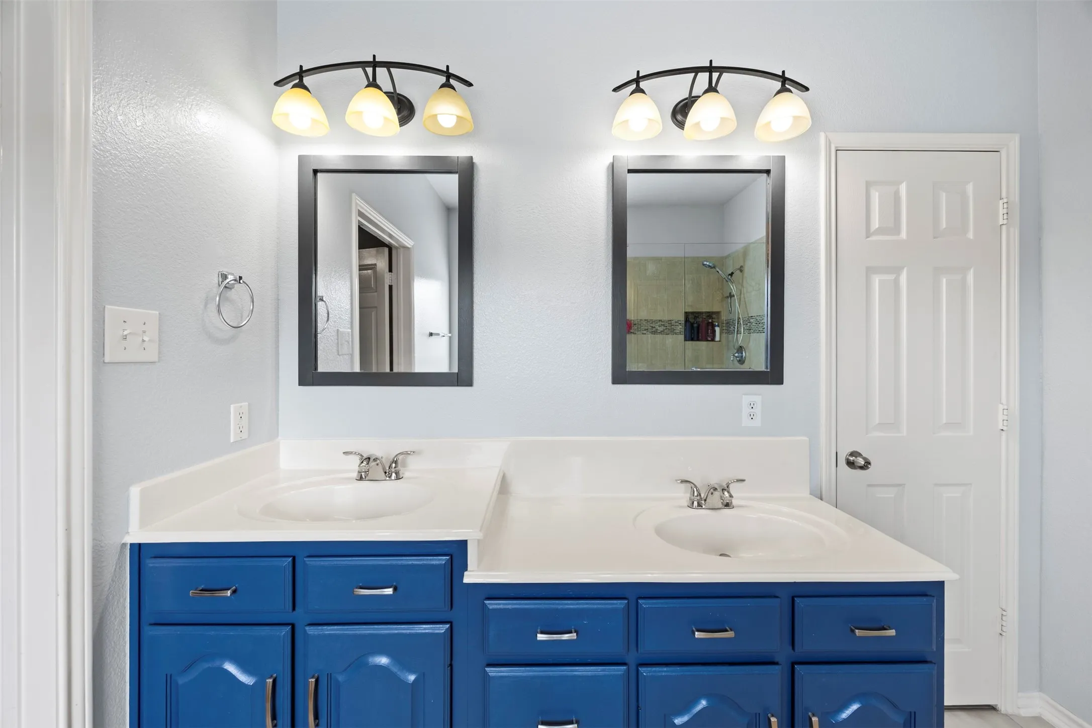 Single Family Residence For Sale in Denton County , 9980 Queens Quarter Drive, Frisco, Texas 75033, 4 Bedrooms, 3 Bathrooms, 2 Garage spaces, 2,830 Sqft, built in 2004, Price $575,000, mls#21272067, Real Estate Agent in Frisco, Homes For Sale in Denton county, Homes For Sale in Frisco, Realtor in Frisco Texas, Real Estate Brokerage Independent Realty Texas, Luminita Cordes Realtor