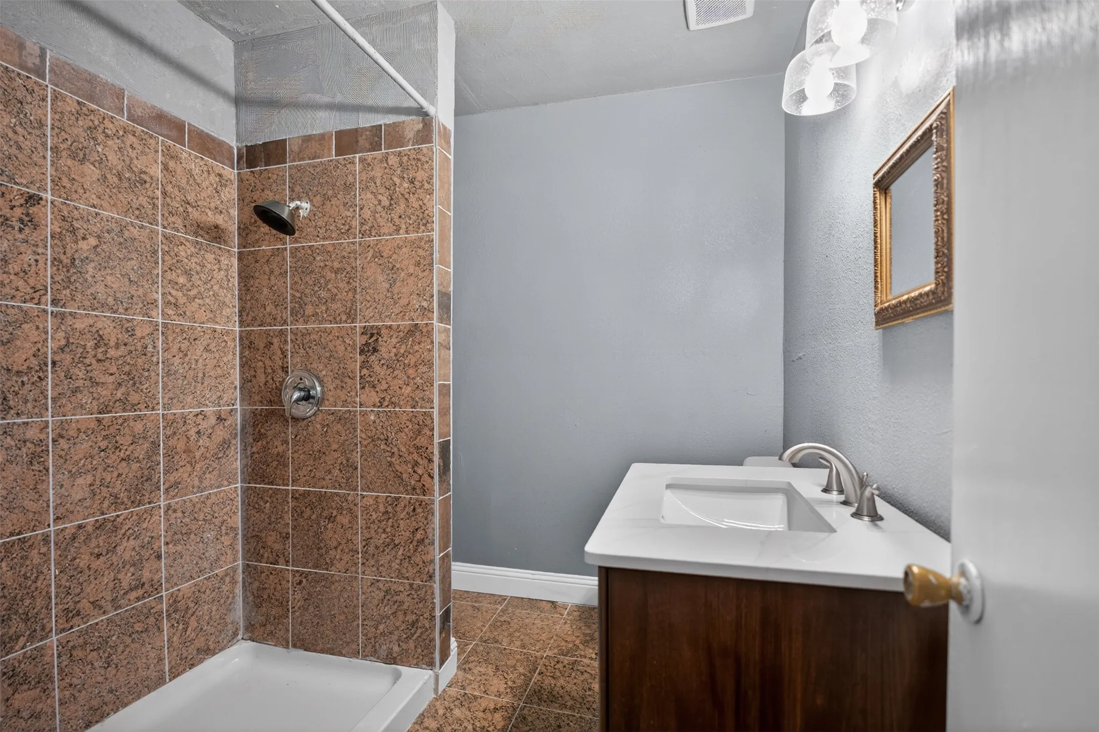 Single Family Residence For Sale in Johnson County , 604 Graham Street, Cleburne, Texas 76033, 4 Bedroom, 2 Bathroom, Garage spaces, 1,804 Sqft, built in 1940, mls#21271751, Real Estate Agent in Cleburne, Homes For Sale in Johnson county, Homes For Sale in Cleburne, Realtor in Cleburne Texas, Real Estate Brokerage Independent Realty Texas, Luminita Cordes Realtor