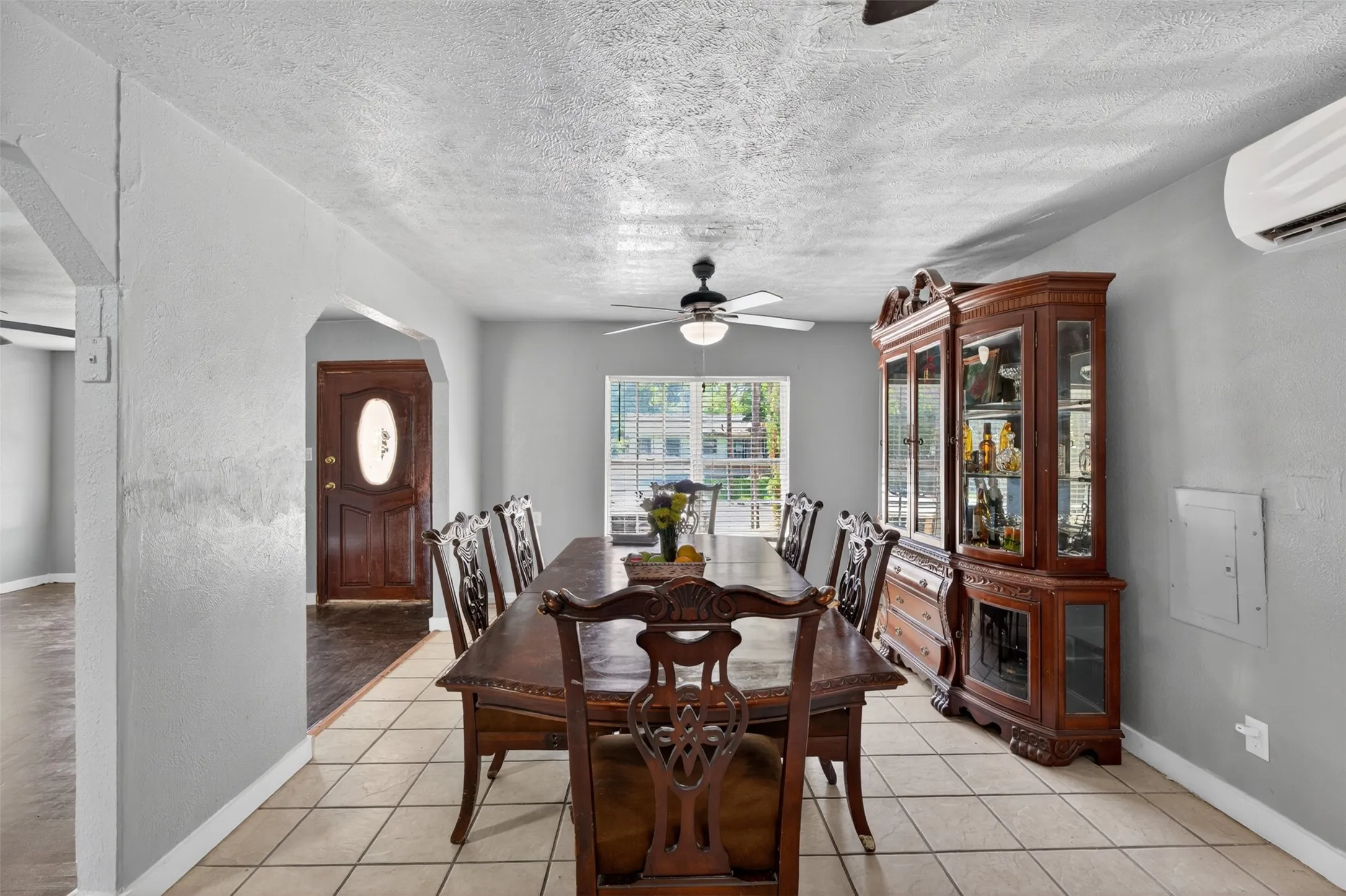 Single Family Residence For Sale in Johnson County , 604 Graham Street, Cleburne, Texas 76033, 4 Bedroom, 2 Bathroom, Garage spaces, 1,804 Sqft, built in 1940, mls#21271751, Real Estate Agent in Cleburne, Homes For Sale in Johnson county, Homes For Sale in Cleburne, Realtor in Cleburne Texas, Real Estate Brokerage Independent Realty Texas, Luminita Cordes Realtor