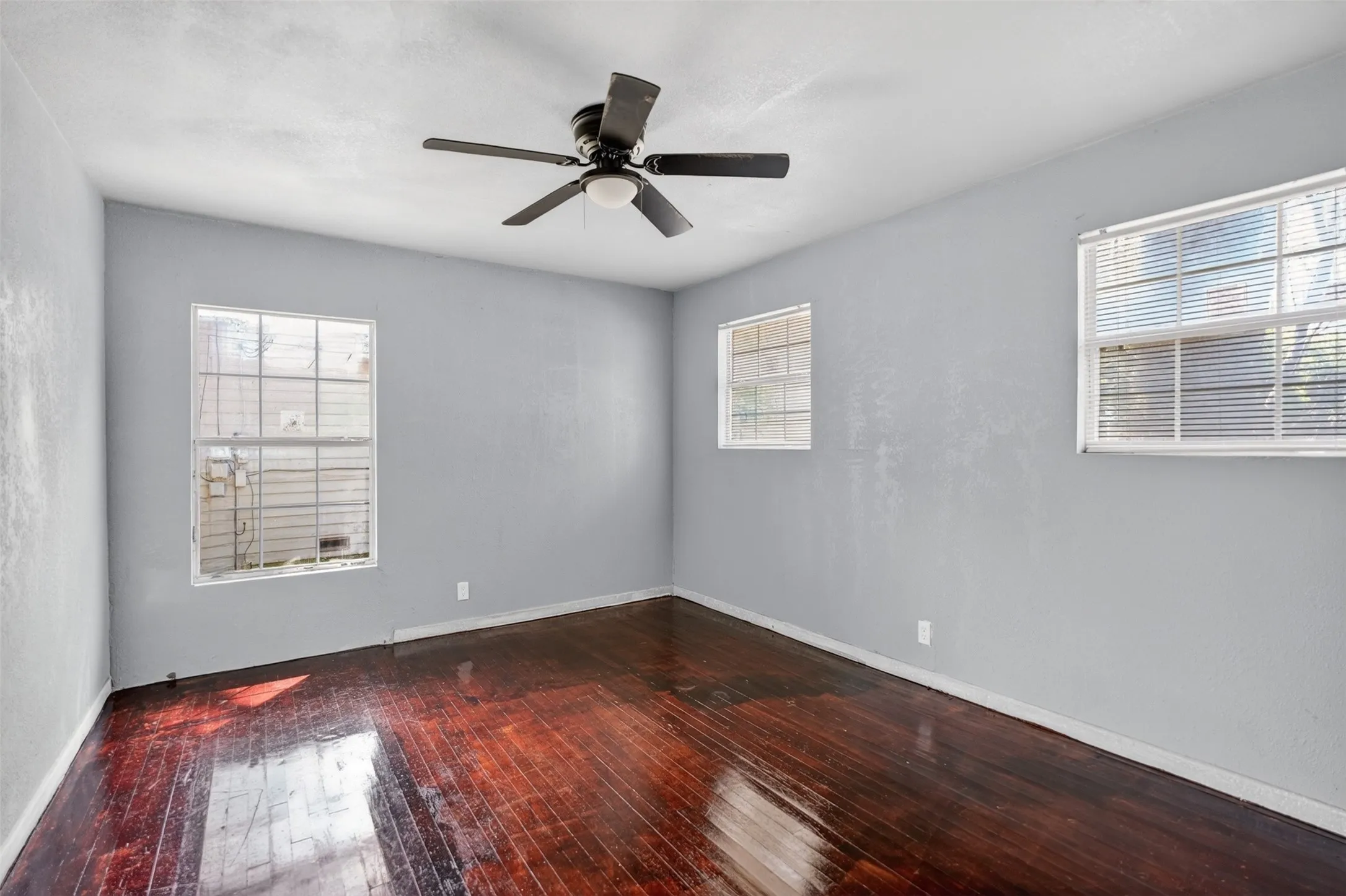 Single Family Residence For Sale in Johnson County , 604 Graham Street, Cleburne, Texas 76033, 4 Bedroom, 2 Bathroom, Garage spaces, 1,804 Sqft, built in 1940, mls#21271751, Real Estate Agent in Cleburne, Homes For Sale in Johnson county, Homes For Sale in Cleburne, Realtor in Cleburne Texas, Real Estate Brokerage Independent Realty Texas, Luminita Cordes Realtor