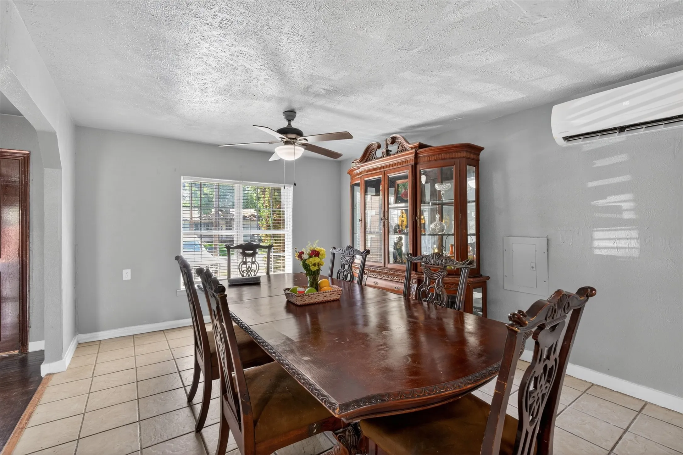 Single Family Residence For Sale in Johnson County , 604 Graham Street, Cleburne, Texas 76033, 4 Bedroom, 2 Bathroom, Garage spaces, 1,804 Sqft, built in 1940, mls#21271751, Real Estate Agent in Cleburne, Homes For Sale in Johnson county, Homes For Sale in Cleburne, Realtor in Cleburne Texas, Real Estate Brokerage Independent Realty Texas, Luminita Cordes Realtor