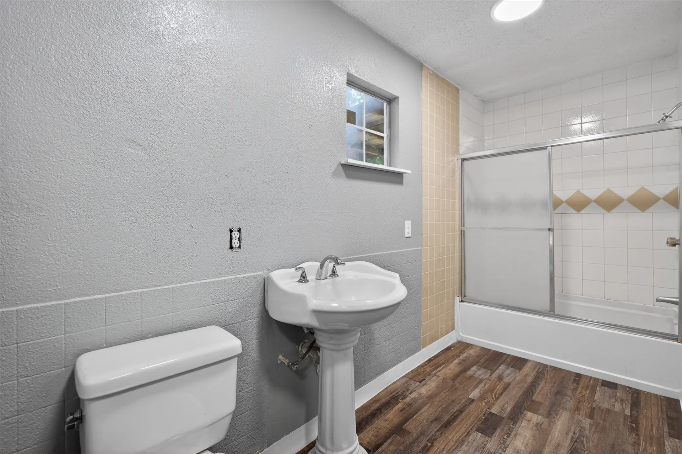 Single Family Residence For Sale in Johnson County , 604 Graham Street, Cleburne, Texas 76033, 4 Bedroom, 2 Bathroom, Garage spaces, 1,804 Sqft, built in 1940, mls#21271751, Real Estate Agent in Cleburne, Homes For Sale in Johnson county, Homes For Sale in Cleburne, Realtor in Cleburne Texas, Real Estate Brokerage Independent Realty Texas, Luminita Cordes Realtor