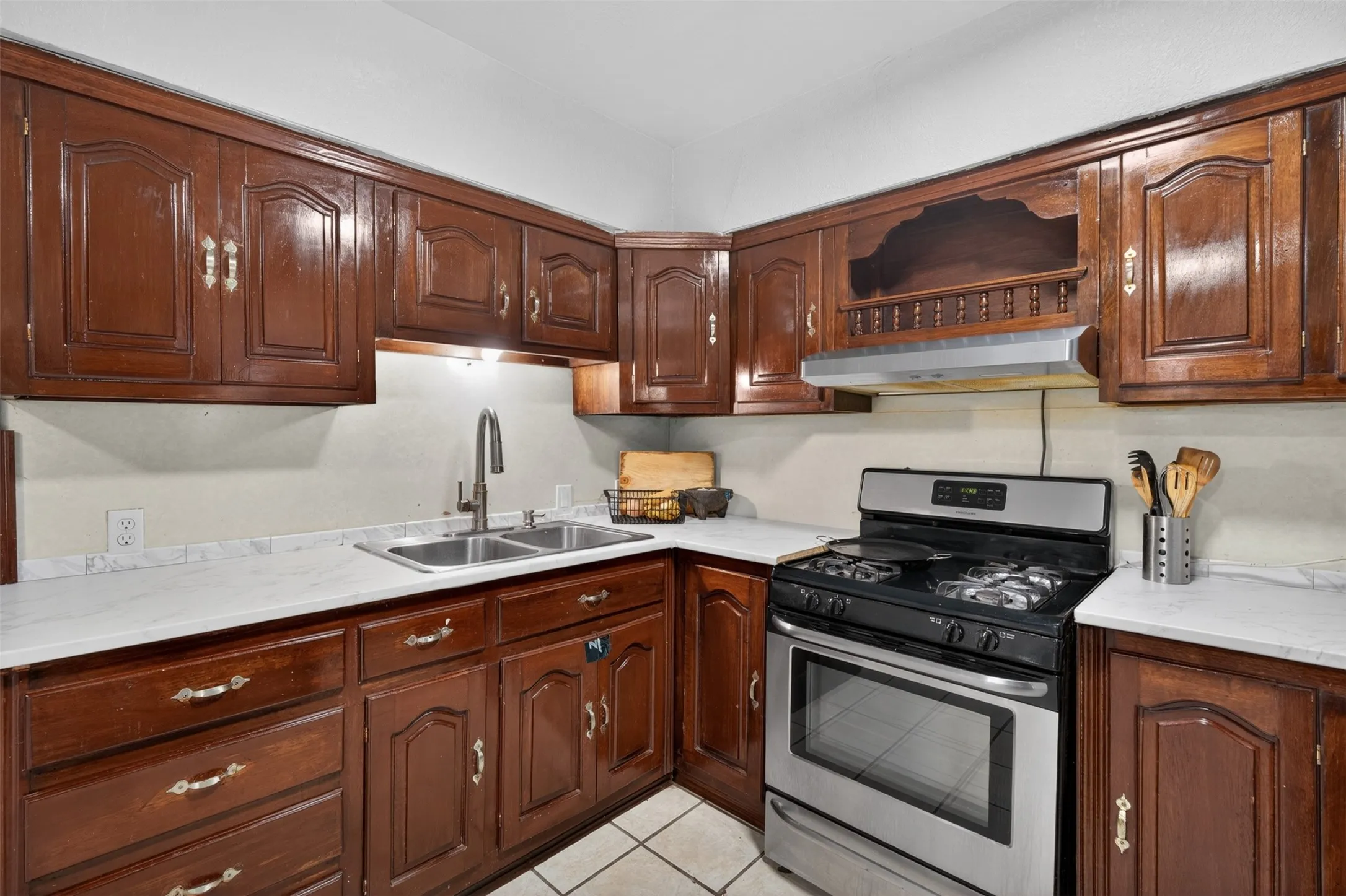 Single Family Residence For Sale in Johnson County , 604 Graham Street, Cleburne, Texas 76033, 4 Bedroom, 2 Bathroom, Garage spaces, 1,804 Sqft, built in 1940, mls#21271751, Real Estate Agent in Cleburne, Homes For Sale in Johnson county, Homes For Sale in Cleburne, Realtor in Cleburne Texas, Real Estate Brokerage Independent Realty Texas, Luminita Cordes Realtor