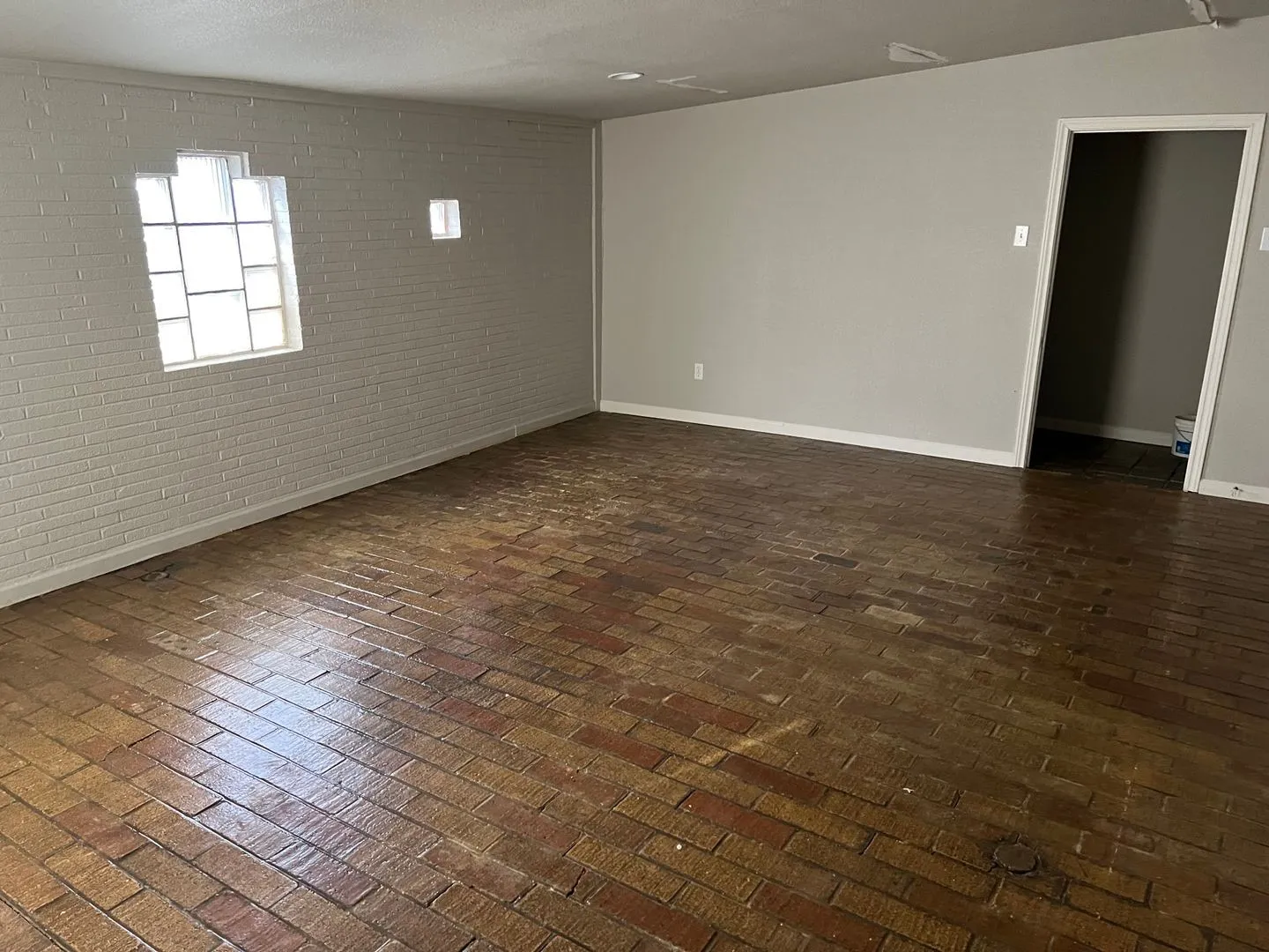 Single Family Residence For Rent in Denton County , 500 W Parkway Street 2, Denton, Texas 76201, 4 Bedrooms, 2 Bathrooms, Garage spaces, 2,350 Sqft, built in 1949, Price $2,300, mls#21272293, Real Estate Agent in Denton, Homes For Rent in Denton county, Homes For Rent in Denton, Realtor in Denton Texas, Real Estate Brokerage Independent Realty Texas, Luminita Cordes Realtor