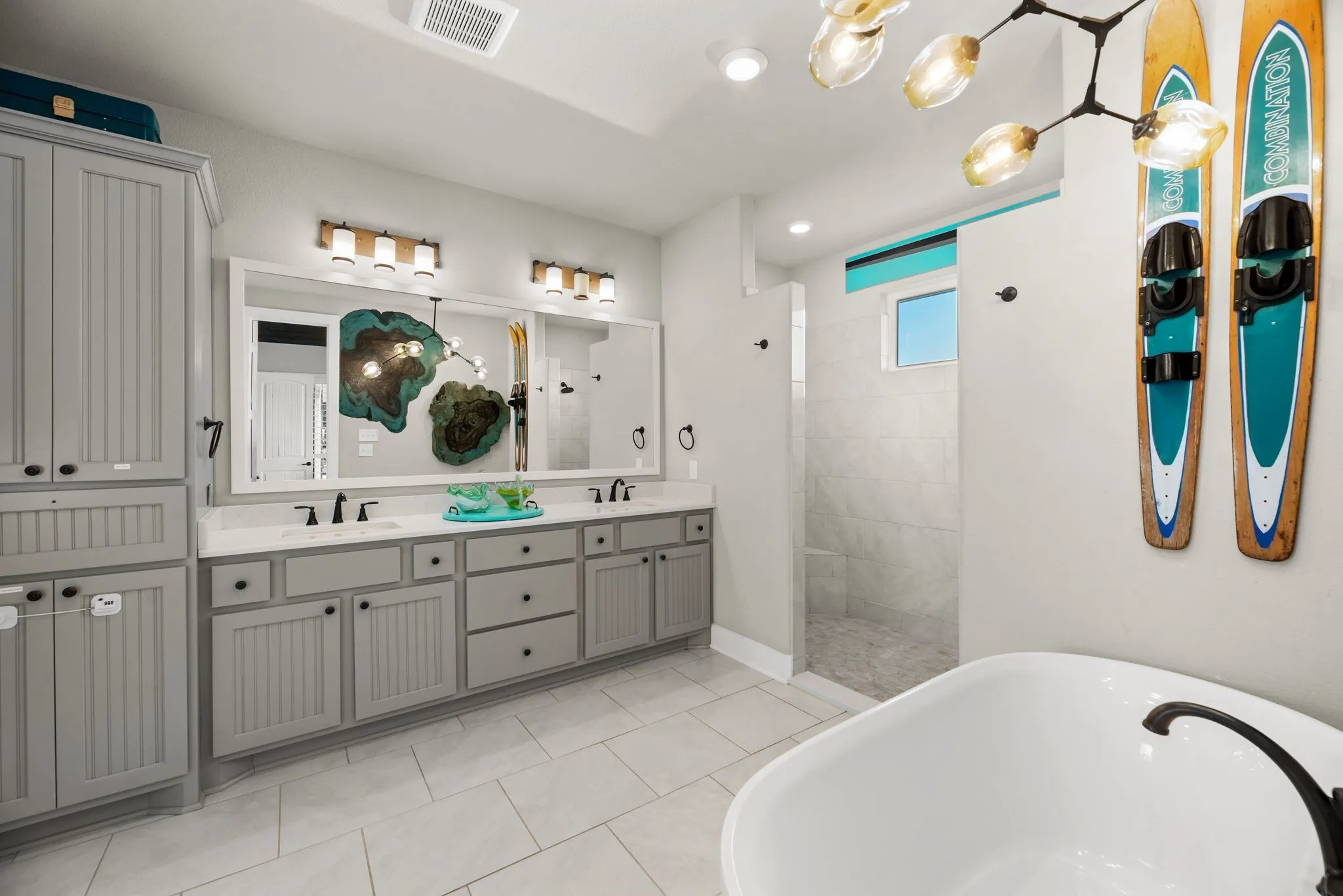 Single Family Residence For Sale in Navarro County , 1144 Paradise Cove, Streetman, Texas 75859, 6 Bedroom, 7 Bathroom, 3 Garage spaces, 4,041 Sqft, built in 2021, mls#21271785, Real Estate Agent in Streetman, Homes For Sale in Navarro county, Homes For Sale in Streetman, Realtor in Streetman Texas, Real Estate Brokerage Independent Realty Texas, Luminita Cordes Realtor