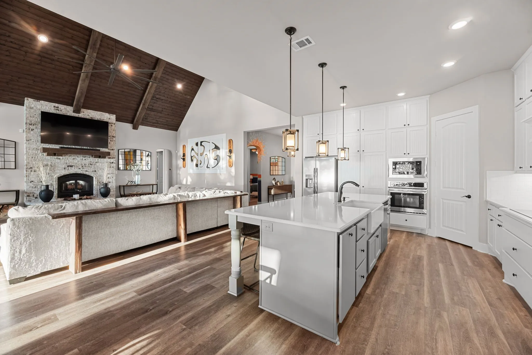 Single Family Residence For Sale in Navarro County , 1144 Paradise Cove, Streetman, Texas 75859, 6 Bedroom, 7 Bathroom, 3 Garage spaces, 4,041 Sqft, built in 2021, mls#21271785, Real Estate Agent in Streetman, Homes For Sale in Navarro county, Homes For Sale in Streetman, Realtor in Streetman Texas, Real Estate Brokerage Independent Realty Texas, Luminita Cordes Realtor