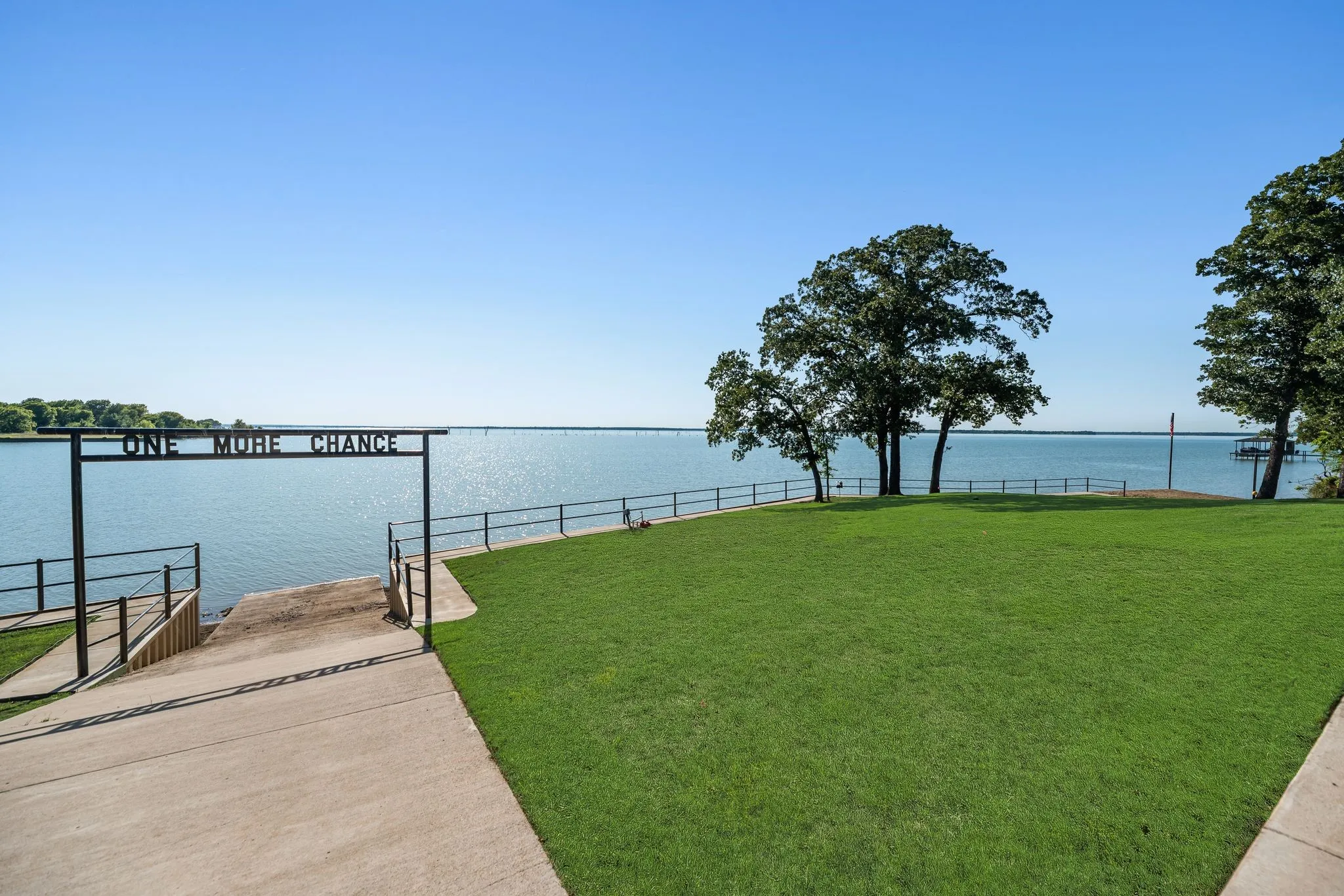 Single Family Residence For Sale in Navarro County , 1144 Paradise Cove, Streetman, Texas 75859, 6 Bedroom, 7 Bathroom, 3 Garage spaces, 4,041 Sqft, built in 2021, mls#21271785, Real Estate Agent in Streetman, Homes For Sale in Navarro county, Homes For Sale in Streetman, Realtor in Streetman Texas, Real Estate Brokerage Independent Realty Texas, Luminita Cordes Realtor