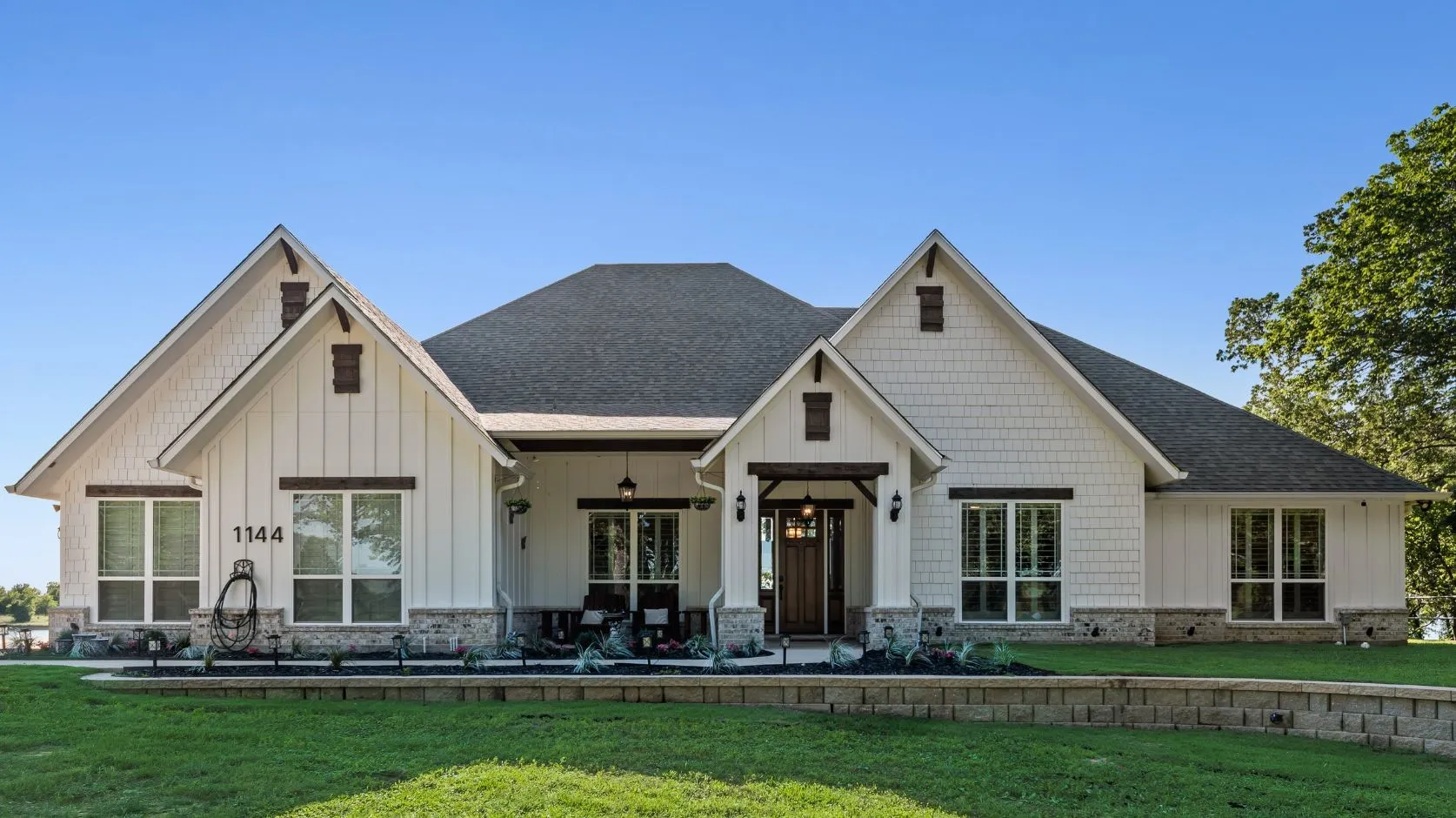 Single Family Residence For Sale in Navarro County , 1144 Paradise Cove, Streetman, Texas 75859, 6 Bedroom, 7 Bathroom, 3 Garage spaces, 4,041 Sqft, built in 2021, mls#21271785, Real Estate Agent in Streetman, Homes For Sale in Navarro county, Homes For Sale in Streetman, Realtor in Streetman Texas, Real Estate Brokerage Independent Realty Texas, Luminita Cordes Realtor