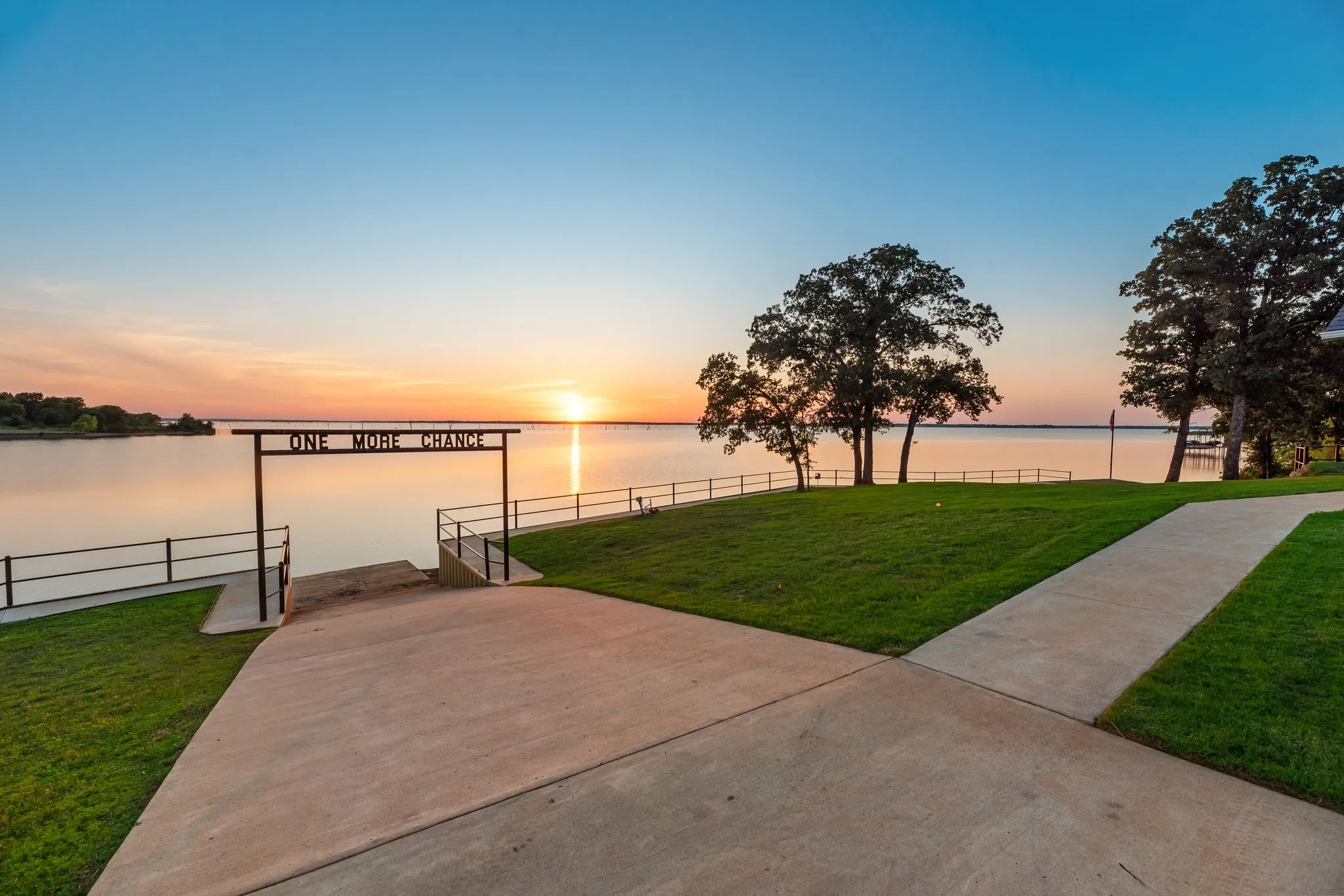 Single Family Residence For Sale in Navarro County , 1144 Paradise Cove, Streetman, Texas 75859, 6 Bedroom, 7 Bathroom, 3 Garage spaces, 4,041 Sqft, built in 2021, mls#21271785, Real Estate Agent in Streetman, Homes For Sale in Navarro county, Homes For Sale in Streetman, Realtor in Streetman Texas, Real Estate Brokerage Independent Realty Texas, Luminita Cordes Realtor