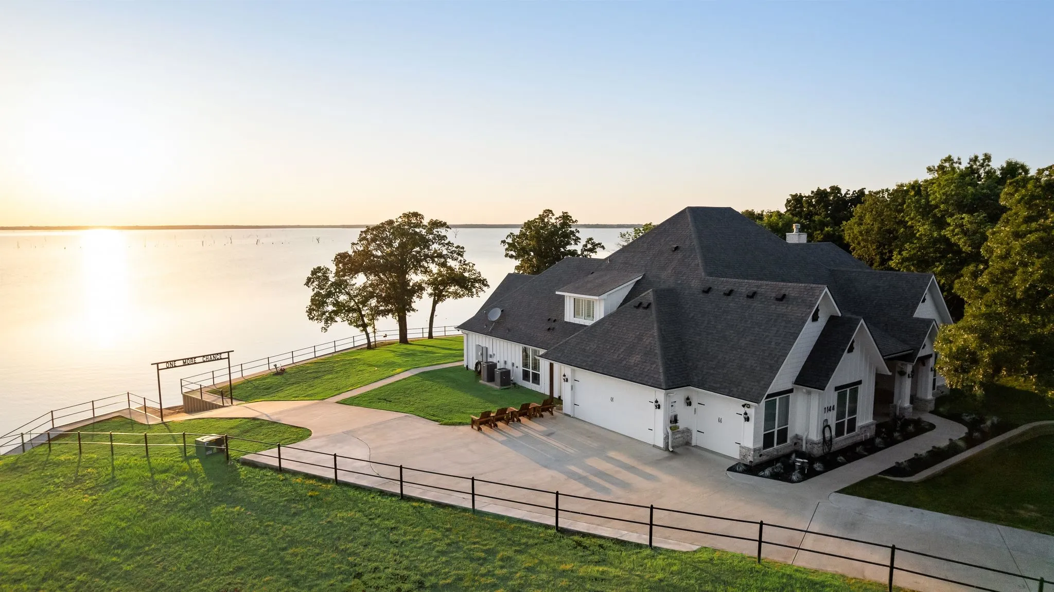 Single Family Residence For Sale in Navarro County , 1144 Paradise Cove, Streetman, Texas 75859, 6 Bedroom, 7 Bathroom, 3 Garage spaces, 4,041 Sqft, built in 2021, mls#21271785, Real Estate Agent in Streetman, Homes For Sale in Navarro county, Homes For Sale in Streetman, Realtor in Streetman Texas, Real Estate Brokerage Independent Realty Texas, Luminita Cordes Realtor