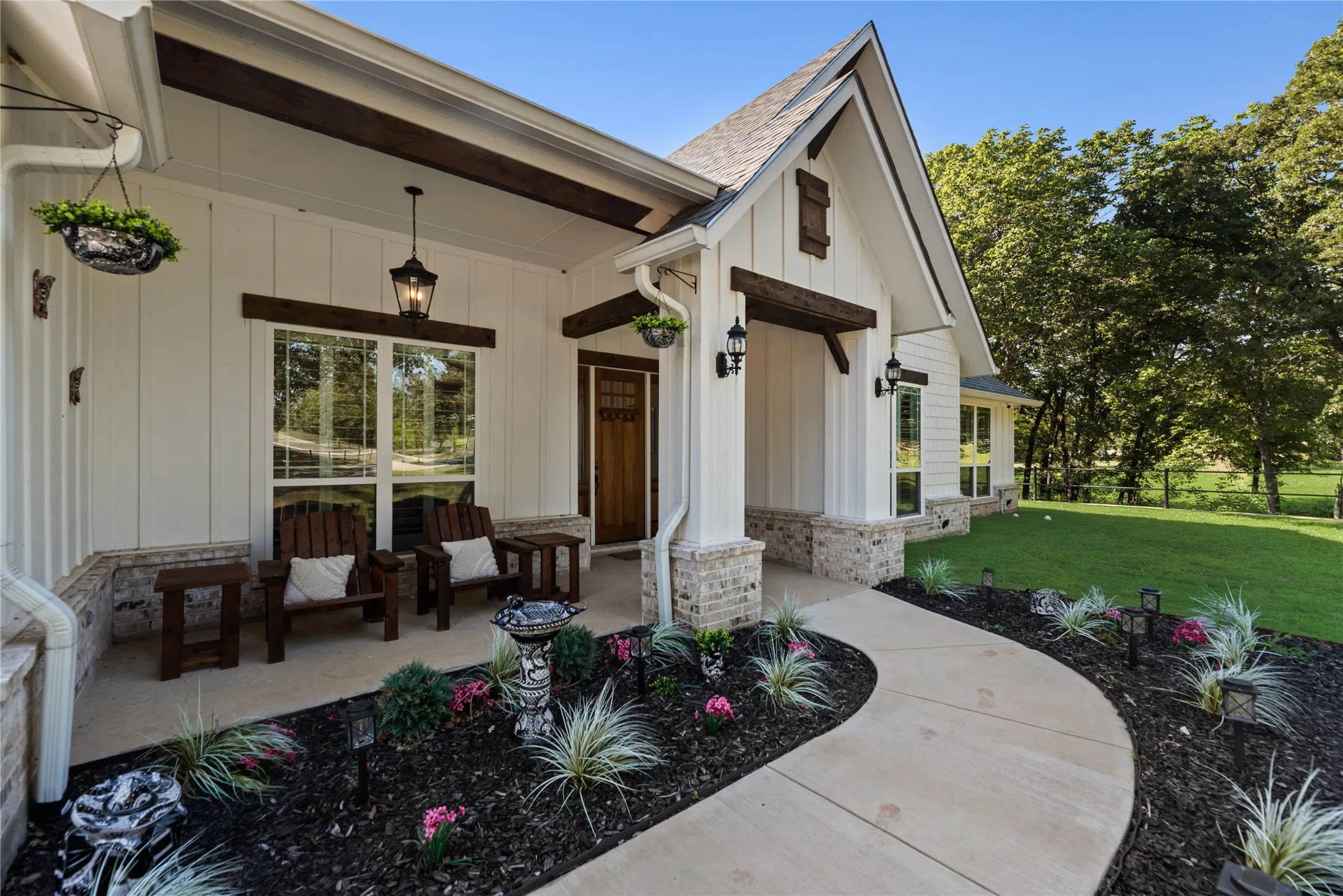 Single Family Residence For Sale in Navarro County , 1144 Paradise Cove, Streetman, Texas 75859, 6 Bedroom, 7 Bathroom, 3 Garage spaces, 4,041 Sqft, built in 2021, mls#21271785, Real Estate Agent in Streetman, Homes For Sale in Navarro county, Homes For Sale in Streetman, Realtor in Streetman Texas, Real Estate Brokerage Independent Realty Texas, Luminita Cordes Realtor