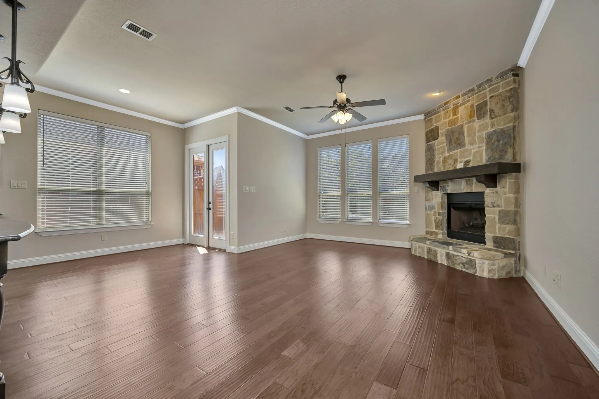 Single Family Residence For Sale in Denton County , 448 Chestnut Lane, Roanoke, Texas 76262, 3 Bedroom, 2 Bathroom, 2 Garage spaces, 2,083 Sqft, built in 2014, mls#21268331, Real Estate Agent in Roanoke, Homes For Sale in Denton county, Homes For Sale in Roanoke, Realtor in Roanoke Texas, Real Estate Brokerage Independent Realty Texas, Luminita Cordes Realtor