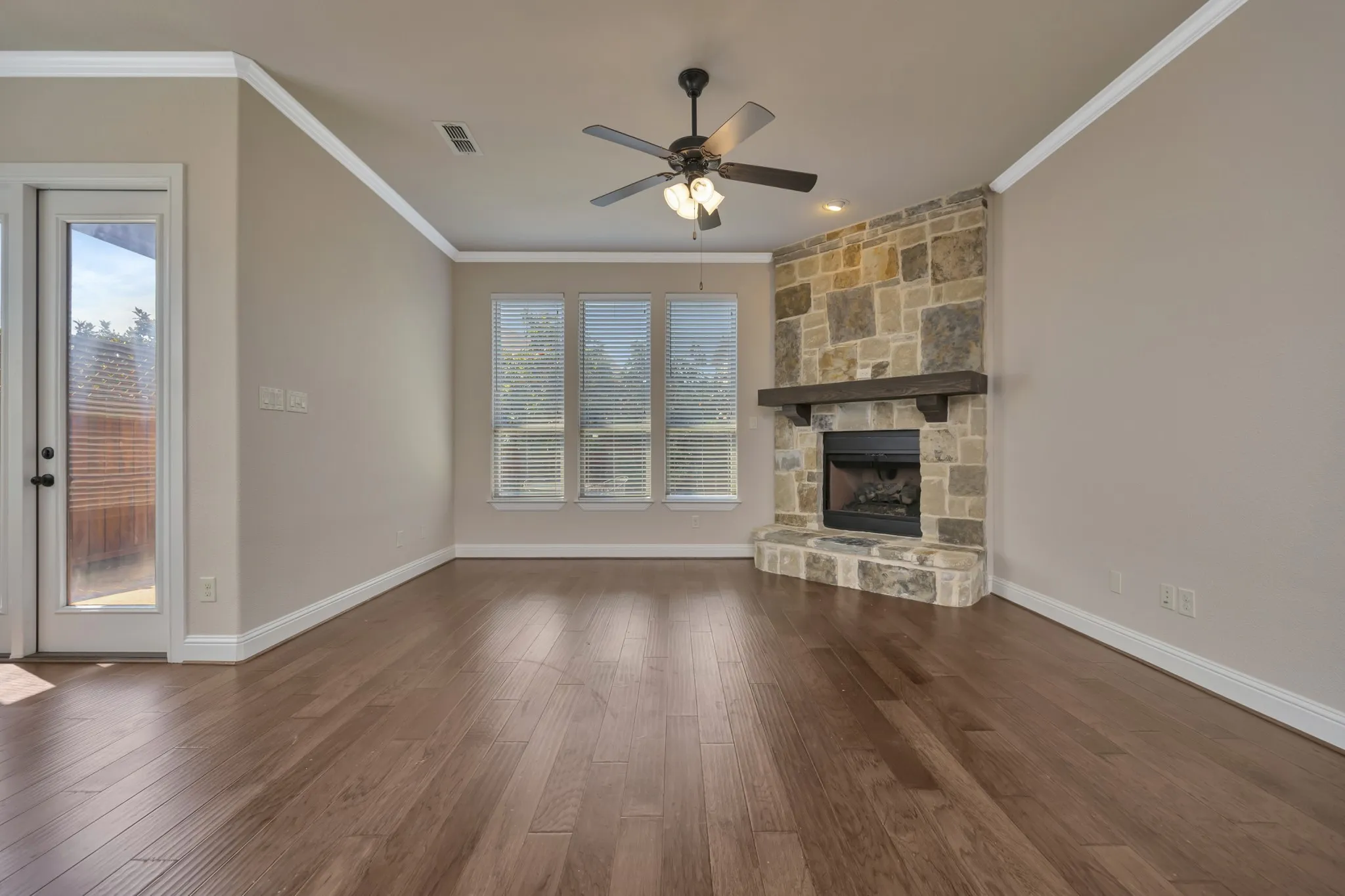 Single Family Residence For Sale in Denton County , 448 Chestnut Lane, Roanoke, Texas 76262, 3 Bedroom, 2 Bathroom, 2 Garage spaces, 2,083 Sqft, built in 2014, mls#21268331, Real Estate Agent in Roanoke, Homes For Sale in Denton county, Homes For Sale in Roanoke, Realtor in Roanoke Texas, Real Estate Brokerage Independent Realty Texas, Luminita Cordes Realtor
