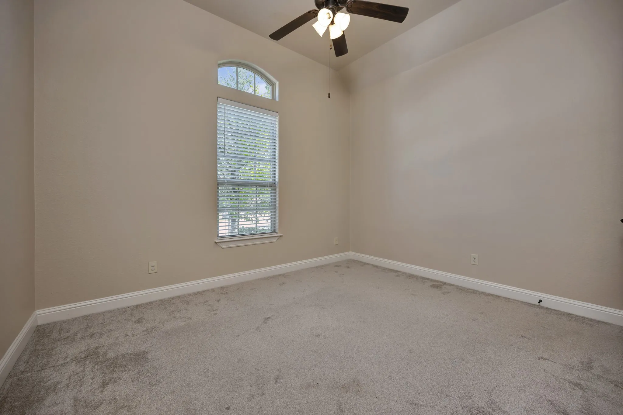 Single Family Residence For Sale in Denton County , 448 Chestnut Lane, Roanoke, Texas 76262, 3 Bedroom, 2 Bathroom, 2 Garage spaces, 2,083 Sqft, built in 2014, mls#21268331, Real Estate Agent in Roanoke, Homes For Sale in Denton county, Homes For Sale in Roanoke, Realtor in Roanoke Texas, Real Estate Brokerage Independent Realty Texas, Luminita Cordes Realtor