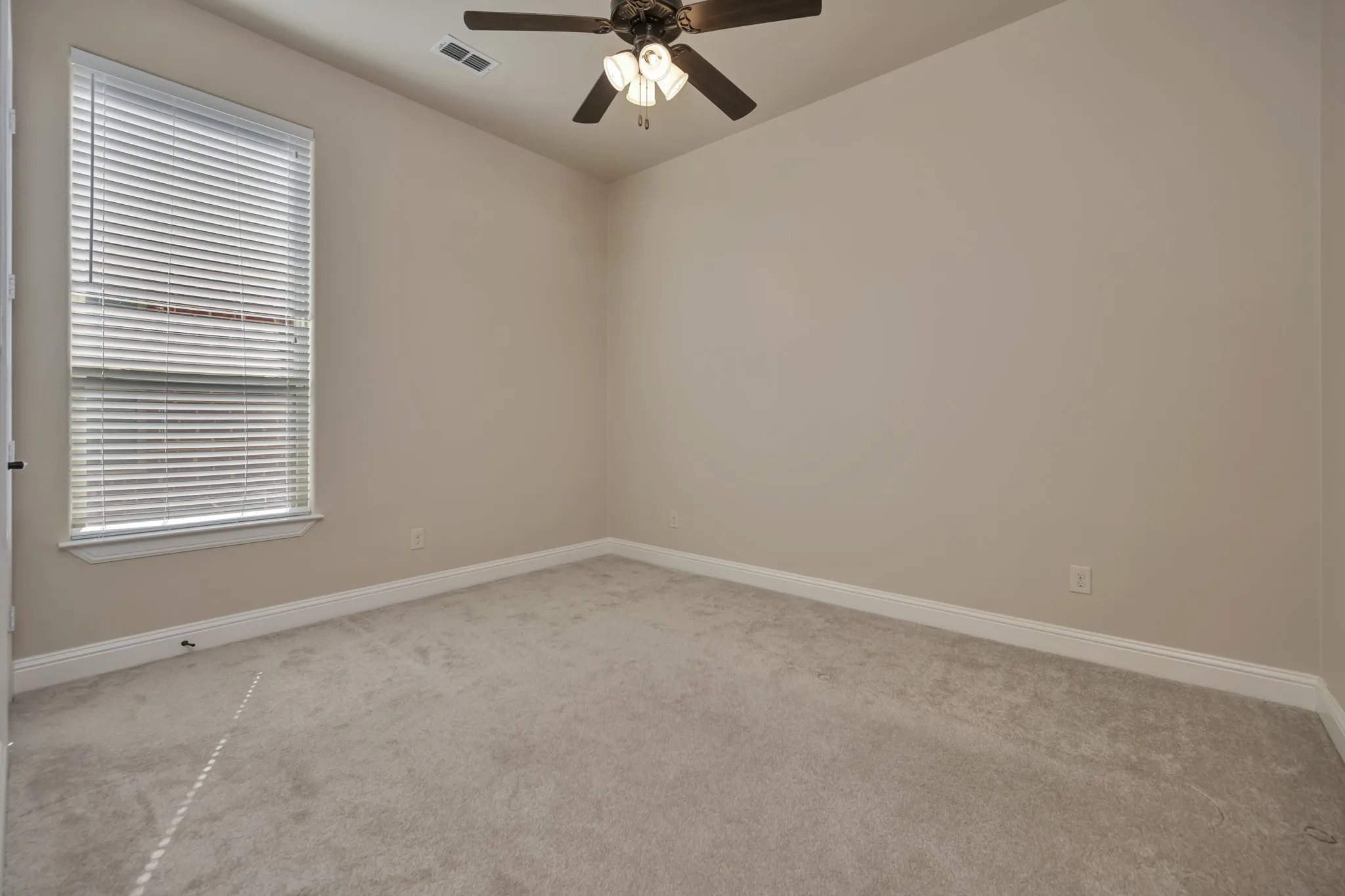 Single Family Residence For Sale in Denton County , 448 Chestnut Lane, Roanoke, Texas 76262, 3 Bedroom, 2 Bathroom, 2 Garage spaces, 2,083 Sqft, built in 2014, mls#21268331, Real Estate Agent in Roanoke, Homes For Sale in Denton county, Homes For Sale in Roanoke, Realtor in Roanoke Texas, Real Estate Brokerage Independent Realty Texas, Luminita Cordes Realtor