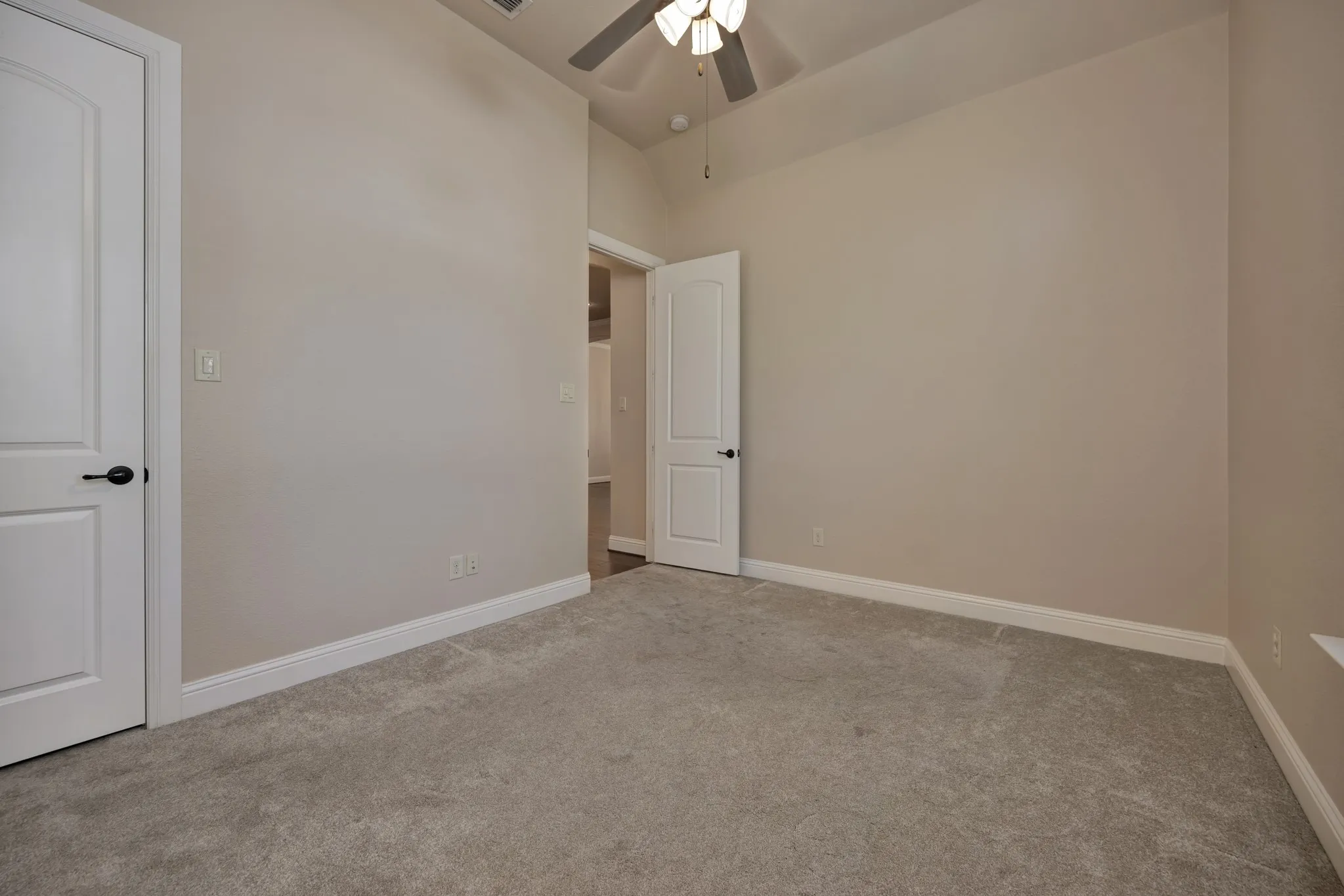 Single Family Residence For Sale in Denton County , 448 Chestnut Lane, Roanoke, Texas 76262, 3 Bedroom, 2 Bathroom, 2 Garage spaces, 2,083 Sqft, built in 2014, mls#21268331, Real Estate Agent in Roanoke, Homes For Sale in Denton county, Homes For Sale in Roanoke, Realtor in Roanoke Texas, Real Estate Brokerage Independent Realty Texas, Luminita Cordes Realtor