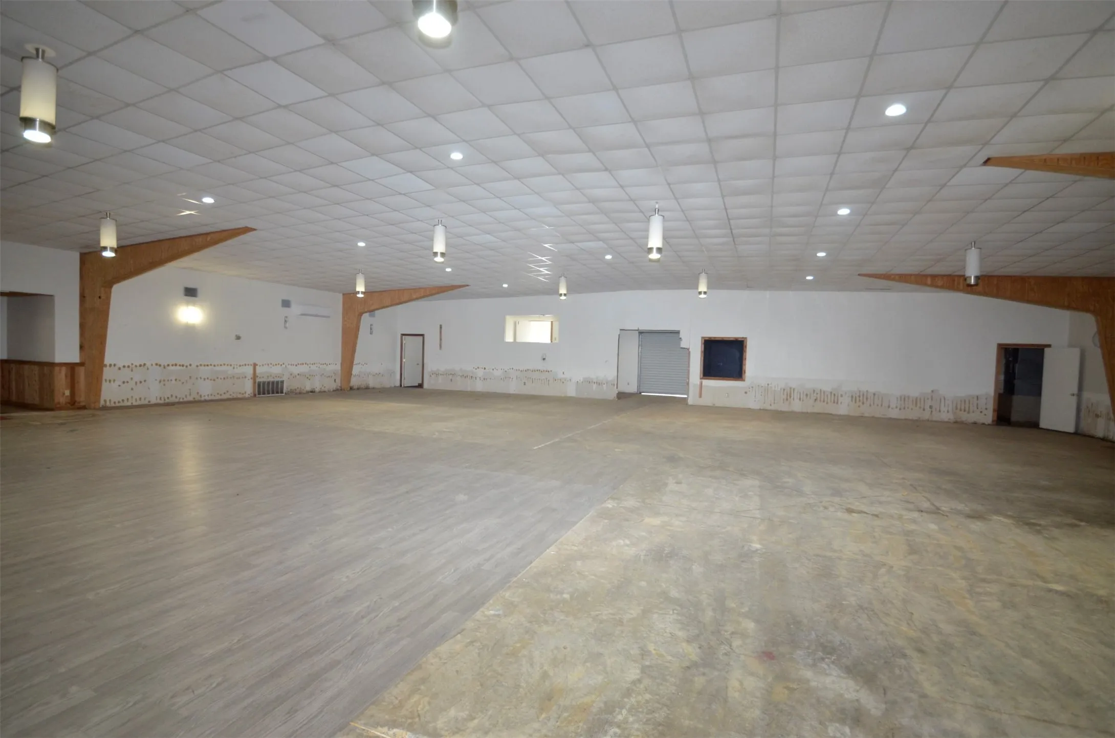 Warehouse For Sale in Grayson County , 31633 Hwy 377 Highway, Gordonville, Texas 76245, 0, 0, Garage spaces, 13,500 Sqft, built in 1990, mls#21256057, Real Estate Agent in Gordonville, Homes For Sale in Grayson county, Homes For Sale in Gordonville, Realtor in Gordonville Texas, Real Estate Brokerage Independent Realty Texas, Luminita Cordes Realtor