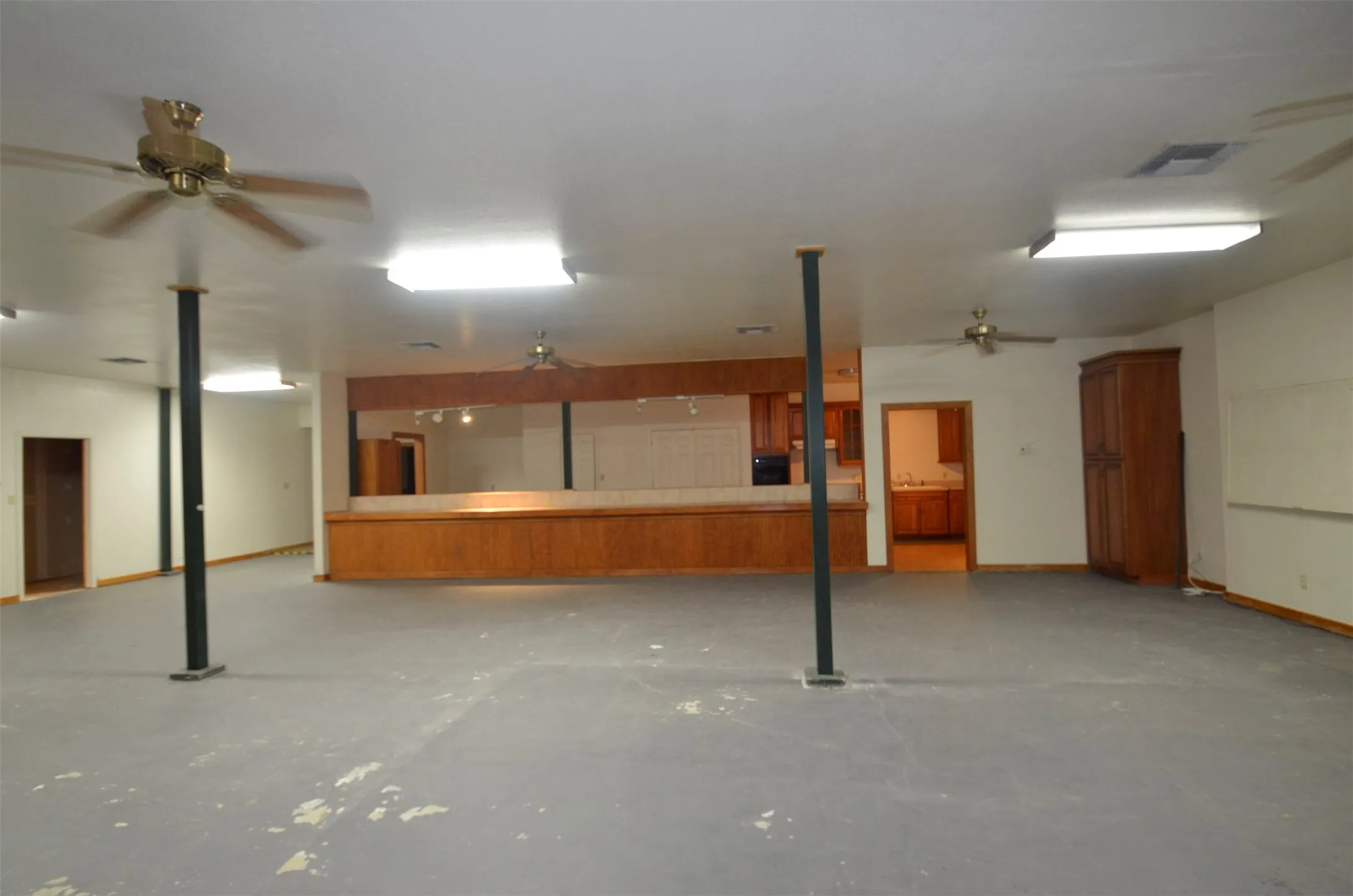 Warehouse For Sale in Grayson County , 31633 Hwy 377 Highway, Gordonville, Texas 76245, 0, 0, Garage spaces, 13,500 Sqft, built in 1990, mls#21256057, Real Estate Agent in Gordonville, Homes For Sale in Grayson county, Homes For Sale in Gordonville, Realtor in Gordonville Texas, Real Estate Brokerage Independent Realty Texas, Luminita Cordes Realtor