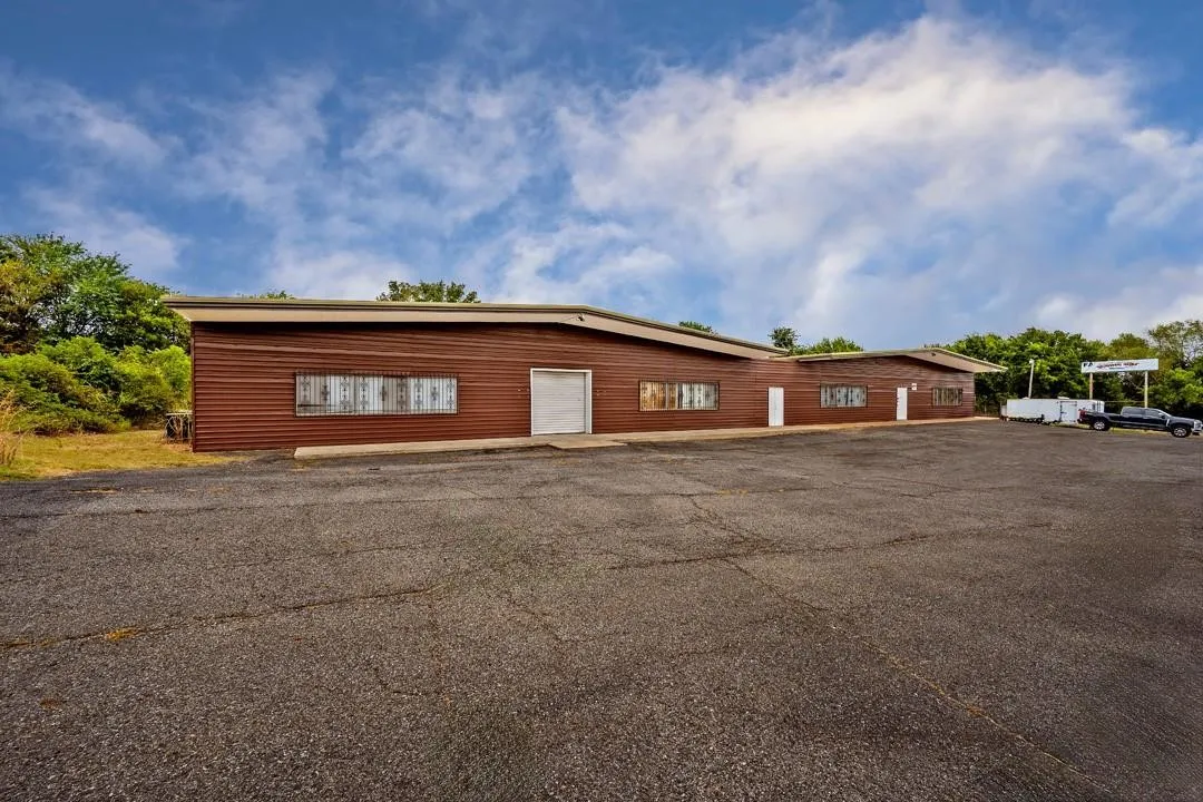 Warehouse For Sale in Grayson County , 31633 Hwy 377 Highway, Gordonville, Texas 76245, 0, 0, Garage spaces, 13,500 Sqft, built in 1990, mls#21256057, Real Estate Agent in Gordonville, Homes For Sale in Grayson county, Homes For Sale in Gordonville, Realtor in Gordonville Texas, Real Estate Brokerage Independent Realty Texas, Luminita Cordes Realtor