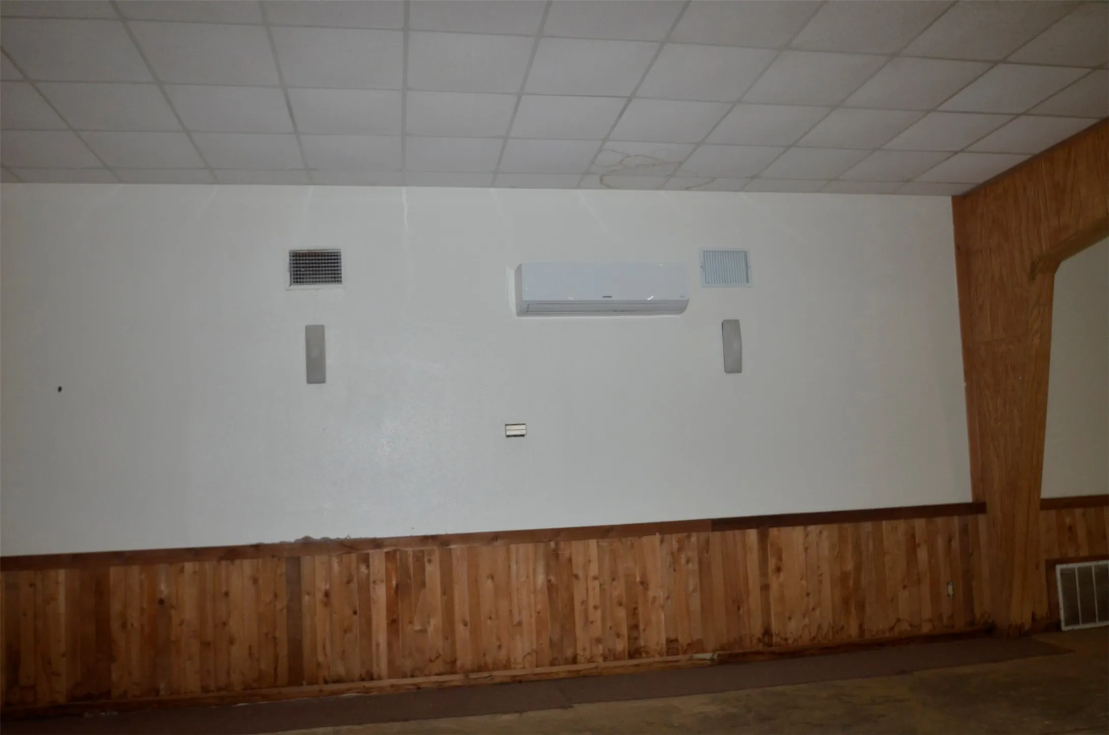 Warehouse For Sale in Grayson County , 31633 Hwy 377 Highway, Gordonville, Texas 76245, 0, 0, Garage spaces, 13,500 Sqft, built in 1990, mls#21256057, Real Estate Agent in Gordonville, Homes For Sale in Grayson county, Homes For Sale in Gordonville, Realtor in Gordonville Texas, Real Estate Brokerage Independent Realty Texas, Luminita Cordes Realtor