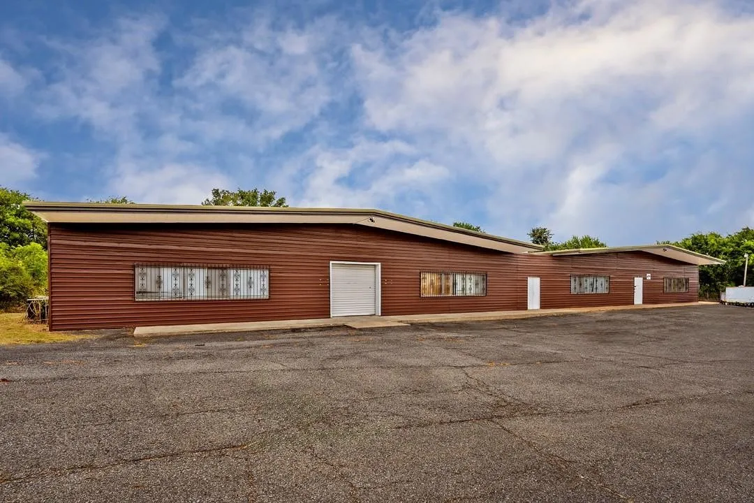 Warehouse For Sale in Grayson County , 31633 Hwy 377 Highway, Gordonville, Texas 76245, 0, 0, Garage spaces, 13,500 Sqft, built in 1990, mls#21256057, Real Estate Agent in Gordonville, Homes For Sale in Grayson county, Homes For Sale in Gordonville, Realtor in Gordonville Texas, Real Estate Brokerage Independent Realty Texas, Luminita Cordes Realtor