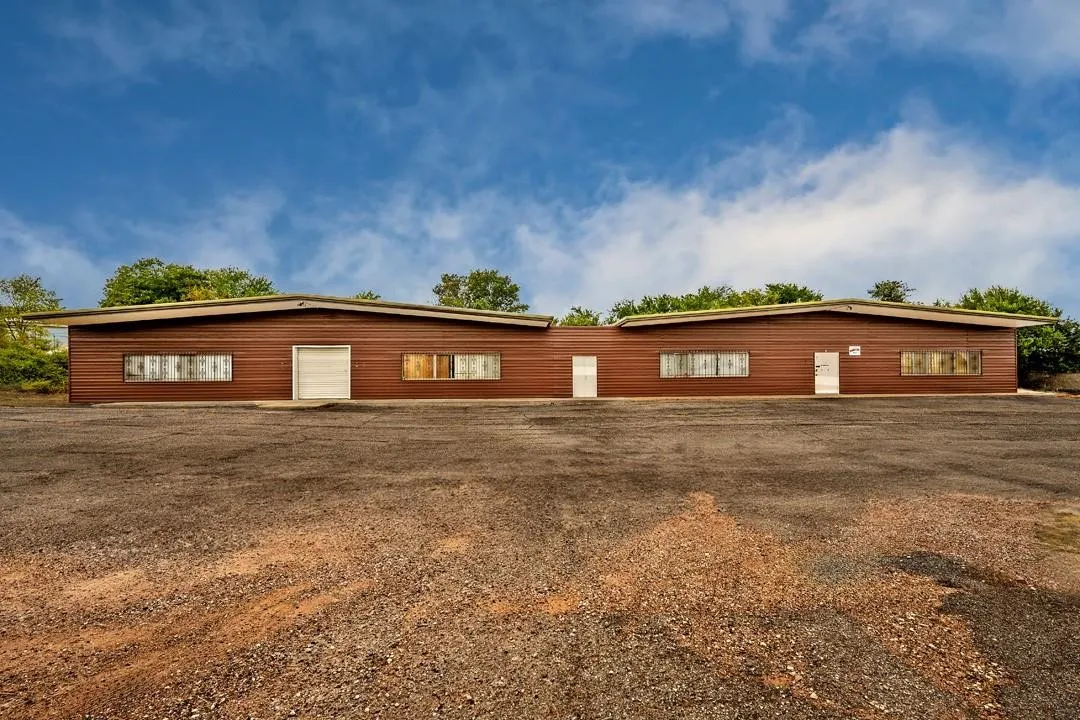 Warehouse For Sale in Grayson County , 31633 Hwy 377 Highway, Gordonville, Texas 76245, 0, 0, Garage spaces, 13,500 Sqft, built in 1990, mls#21256057, Real Estate Agent in Gordonville, Homes For Sale in Grayson county, Homes For Sale in Gordonville, Realtor in Gordonville Texas, Real Estate Brokerage Independent Realty Texas, Luminita Cordes Realtor