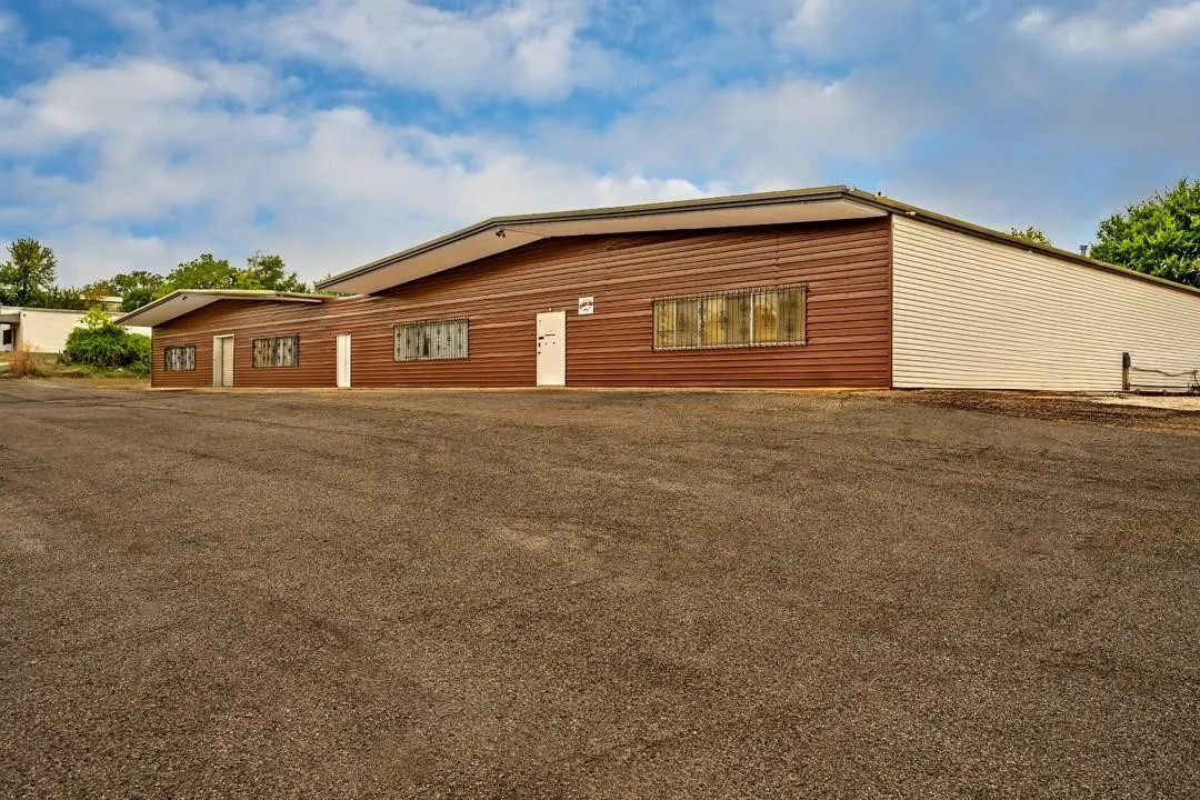 Warehouse For Sale in Grayson County , 31633 Hwy 377 Highway, Gordonville, Texas 76245, 0, 0, Garage spaces, 13,500 Sqft, built in 1990, mls#21256057, Real Estate Agent in Gordonville, Homes For Sale in Grayson county, Homes For Sale in Gordonville, Realtor in Gordonville Texas, Real Estate Brokerage Independent Realty Texas, Luminita Cordes Realtor