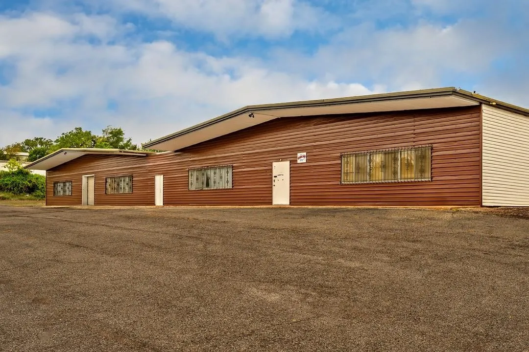 Warehouse For Sale in Grayson County , 31633 Hwy 377 Highway, Gordonville, Texas 76245, 0, 0, Garage spaces, 13,500 Sqft, built in 1990, mls#21256057, Real Estate Agent in Gordonville, Homes For Sale in Grayson county, Homes For Sale in Gordonville, Realtor in Gordonville Texas, Real Estate Brokerage Independent Realty Texas, Luminita Cordes Realtor