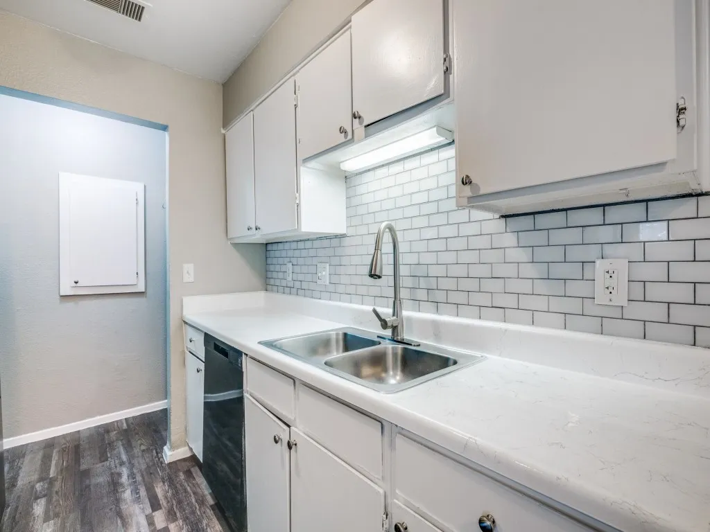 Condominium For Sale in Tarrant County , 1122 Millview Drive 1703, Arlington, Texas 76012, 3 Bedroom, 2 Bathroom, Garage spaces, 1,200 Sqft, built in 1984, mls#21272333, Real Estate Agent in Arlington, Homes For Sale in Tarrant county, Homes For Sale in Arlington, Realtor in Arlington Texas, Real Estate Brokerage Independent Realty Texas, Luminita Cordes Realtor