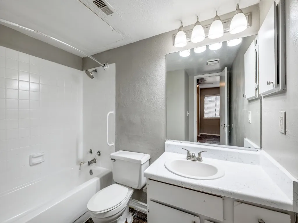 Condominium For Sale in Tarrant County , 1122 Millview Drive 1703, Arlington, Texas 76012, 3 Bedroom, 2 Bathroom, Garage spaces, 1,200 Sqft, built in 1984, mls#21272333, Real Estate Agent in Arlington, Homes For Sale in Tarrant county, Homes For Sale in Arlington, Realtor in Arlington Texas, Real Estate Brokerage Independent Realty Texas, Luminita Cordes Realtor